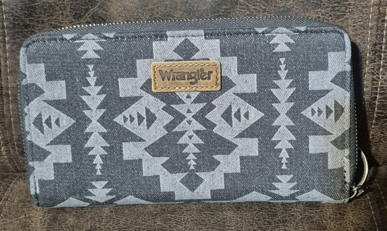 Wrangler Zip-Around Wallet Gray White Black Southwestern Geometric Credit Card