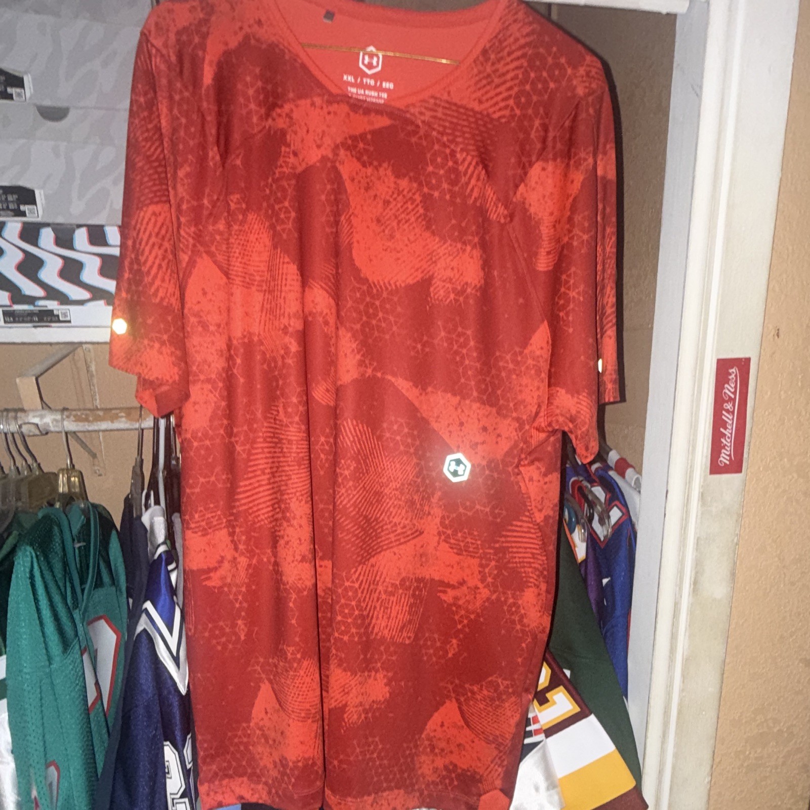 Under Armour Shirt Mens Medium The UA Rush Tee Shirt Red Fitted Heatgear