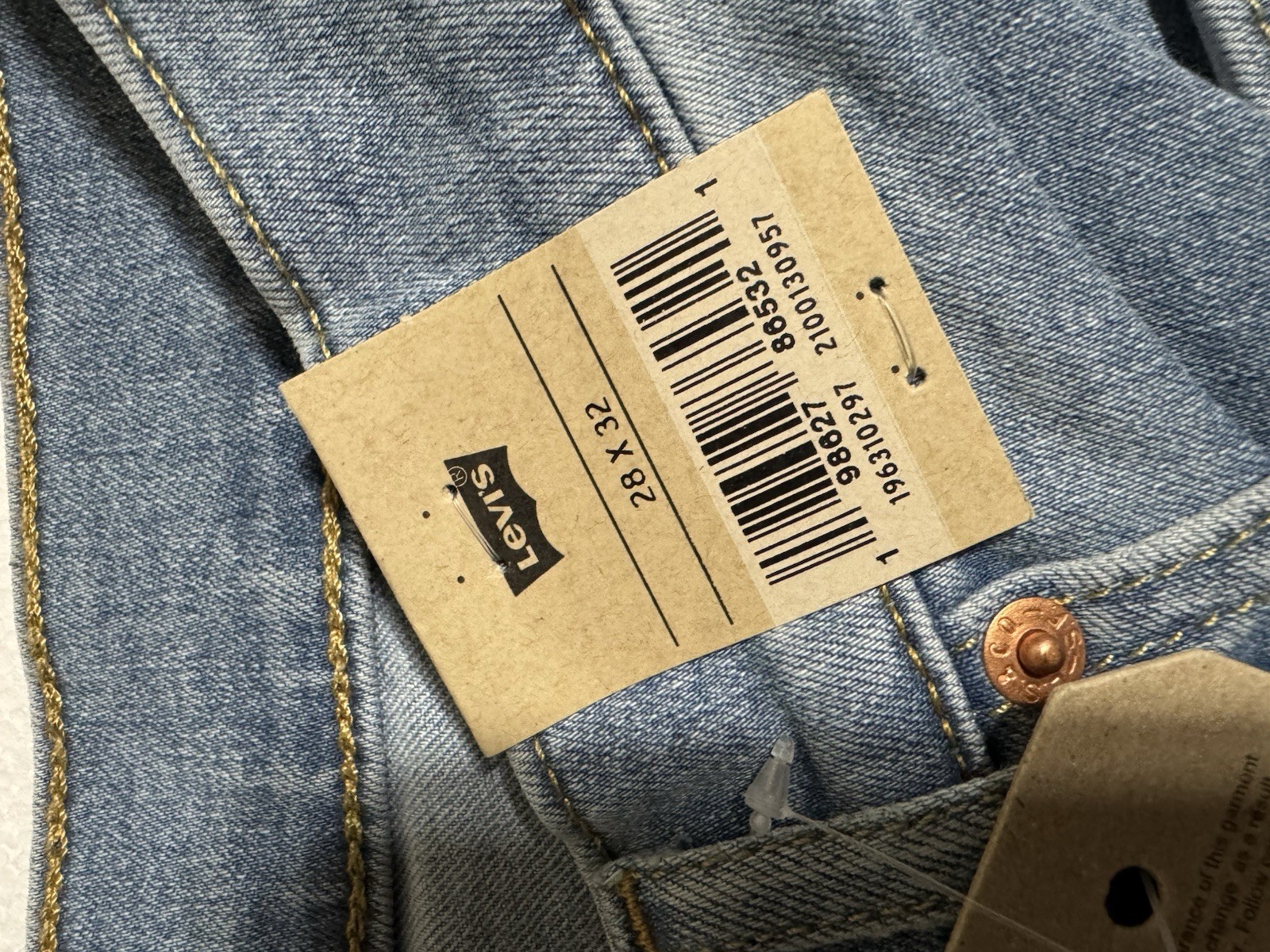 Levi’s Women’s 314 Shaping Straight Size 6 28/32 Mid Rise Light Wash NWT