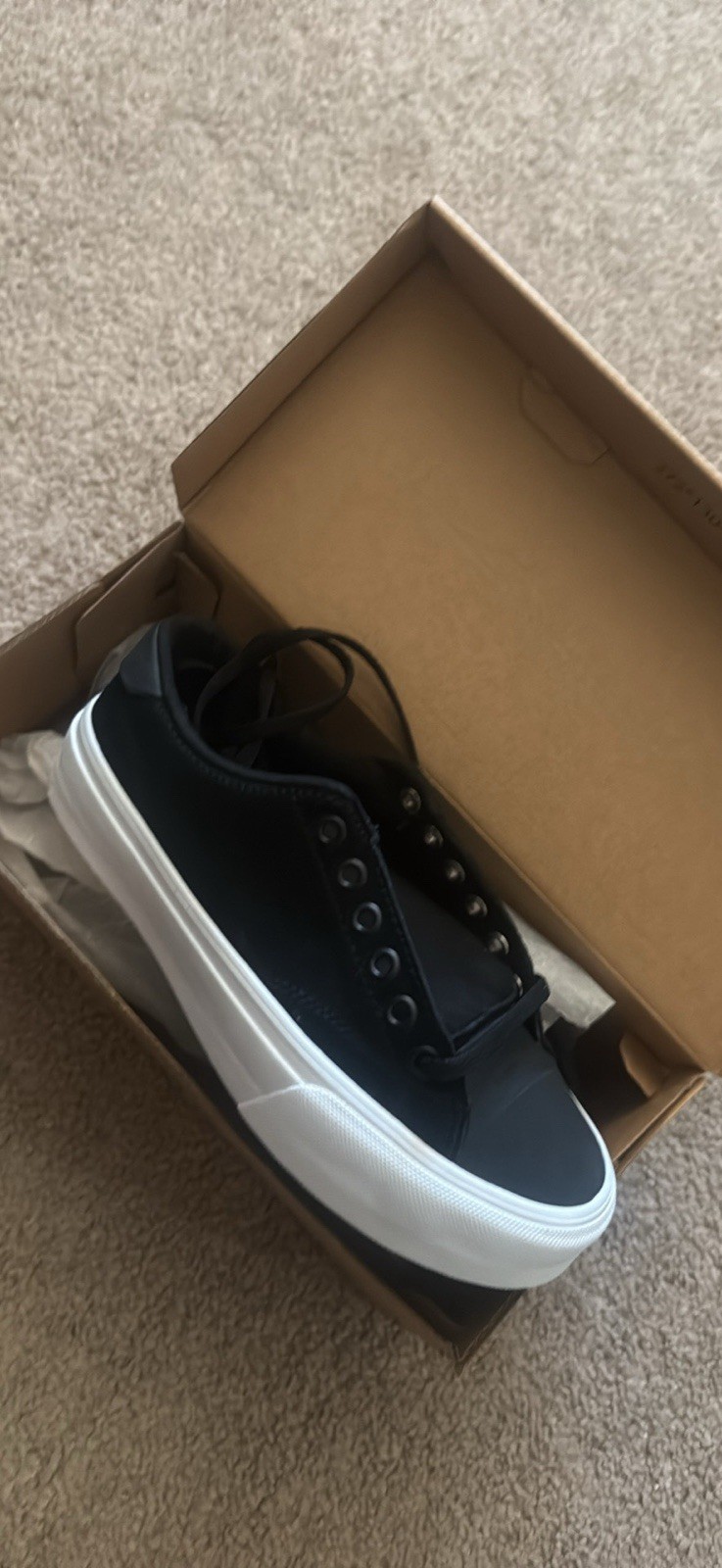 Straye Skate shoes Black and White Women’s size 6.5