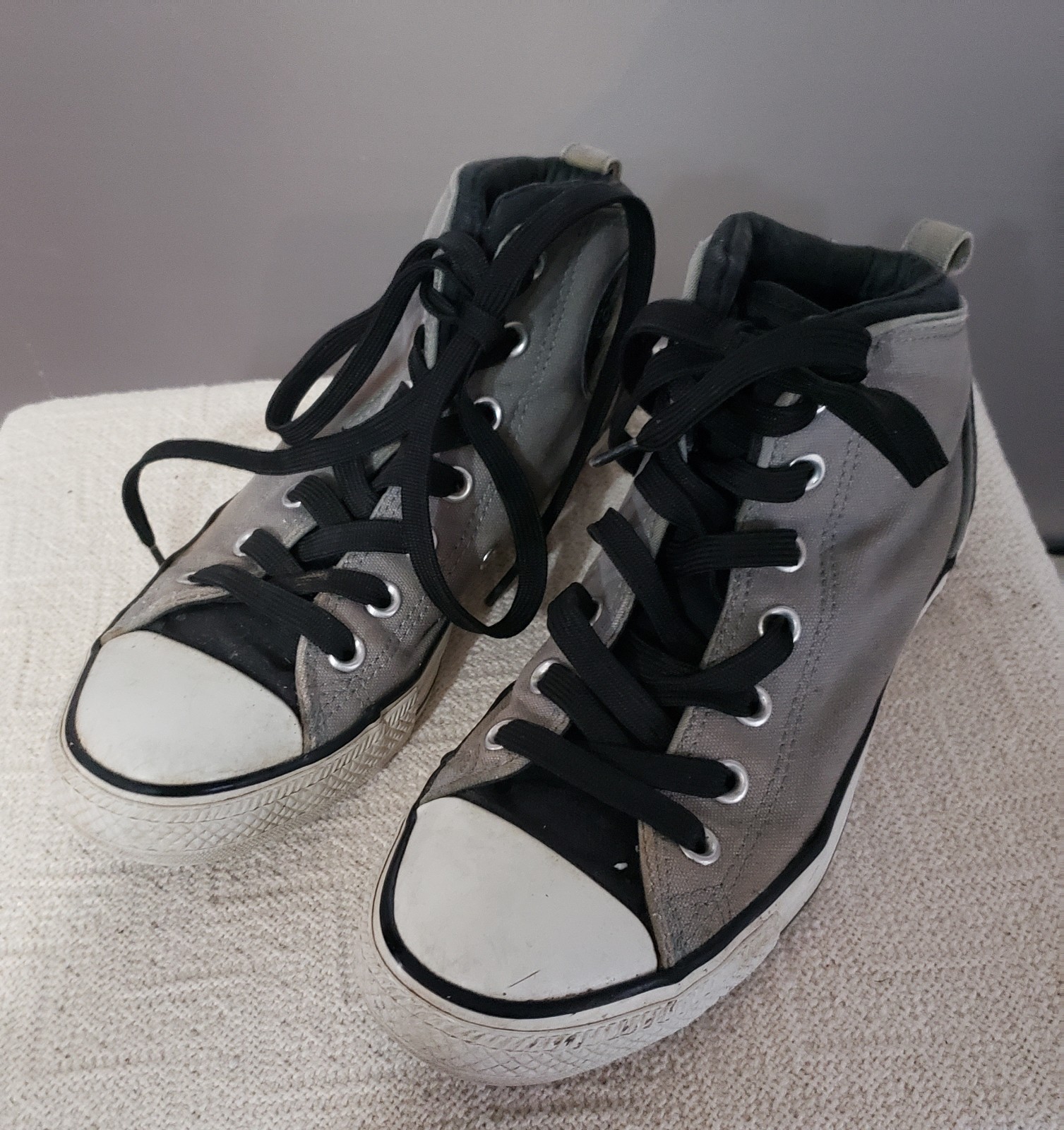 UNISEX CONVERSE ALLSTAR GRAY, BLACK, WHITE ALL STAR. WMS 8, MENS 6