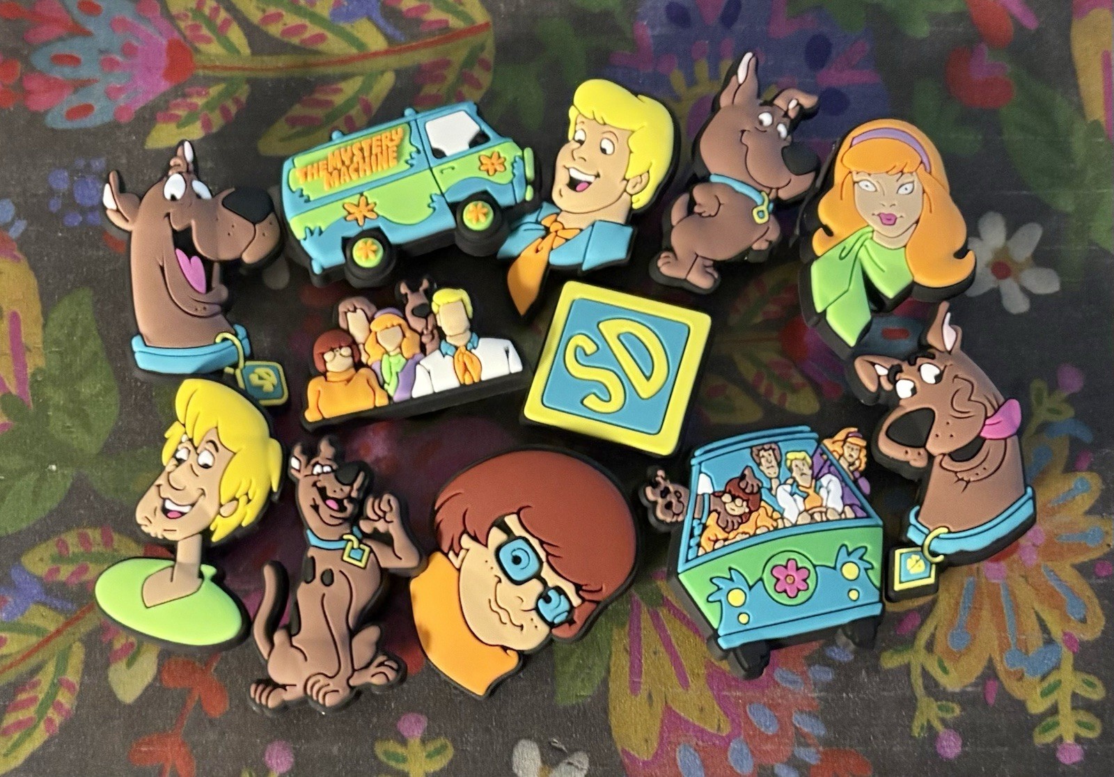 12 Piece Cartoon SCOOBY DOG & FRIENDS Shoe Charms Shoe Decorations SHAGGY THELMA
