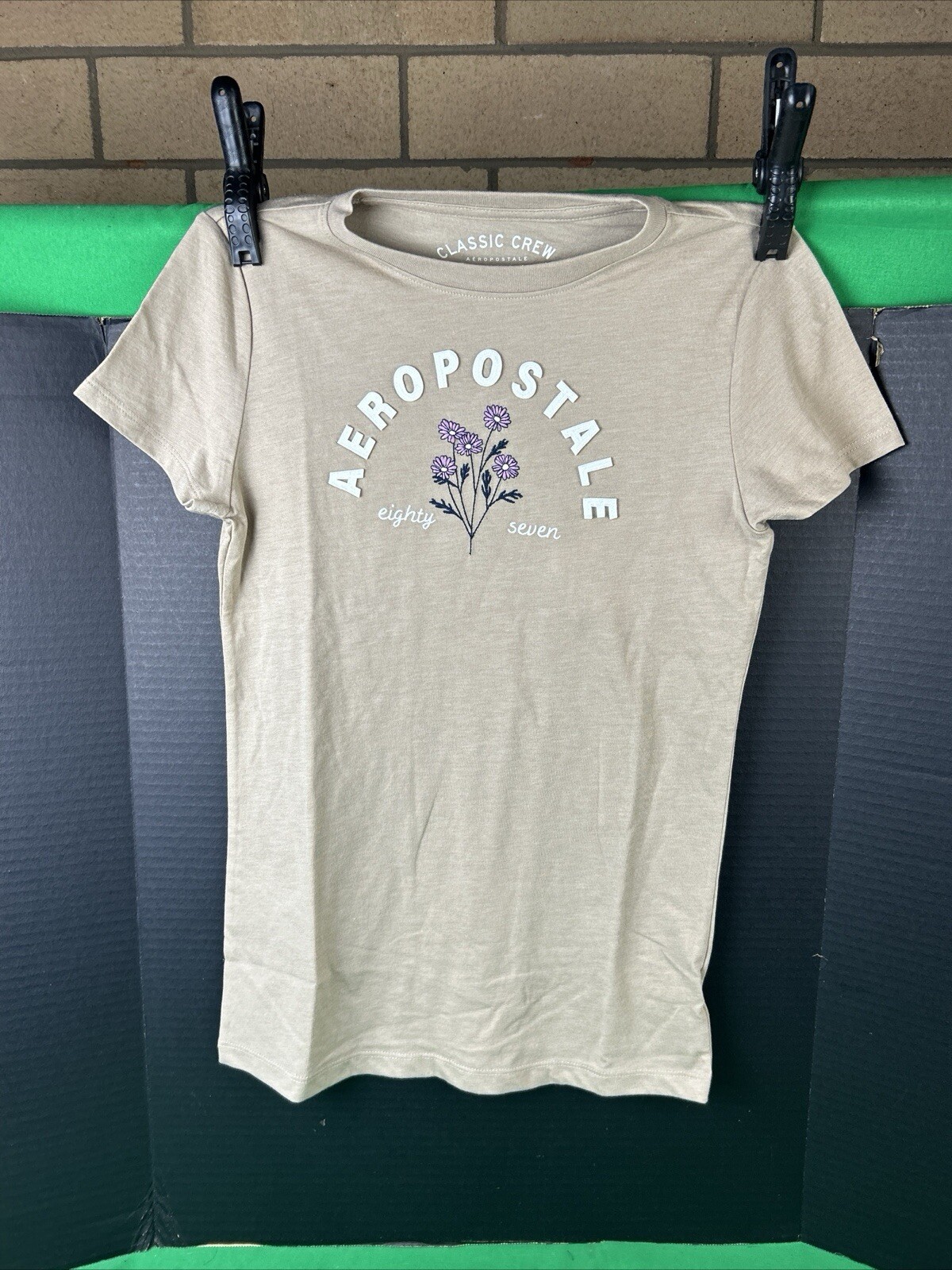 Aéropostale Women’s Graphic Tee Size M Brown