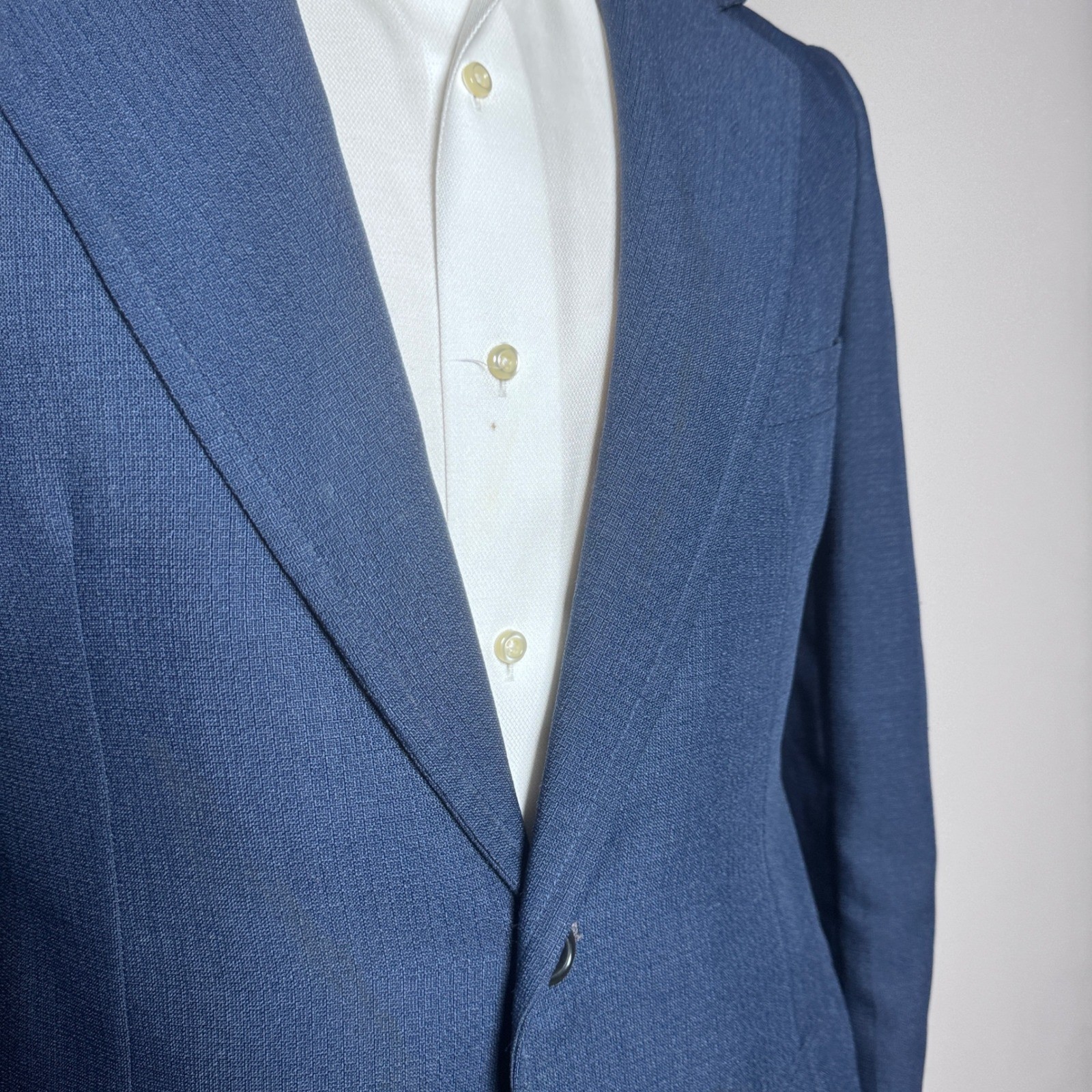 1970s Haspel Suit Mens 38R 32W Blue Textured 2-Button Notch Lapel Vintage USA