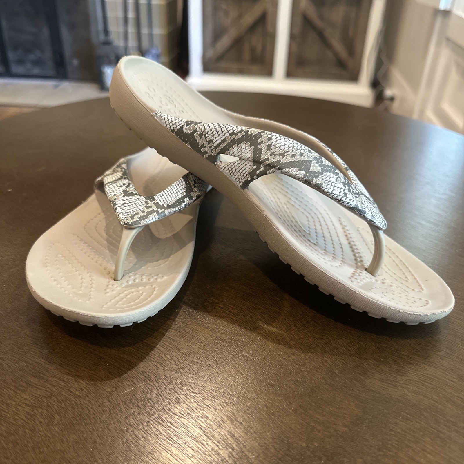 Crocs Kadee II Flip Flops Women’s Size 11 Tan Snakeskin Sandals