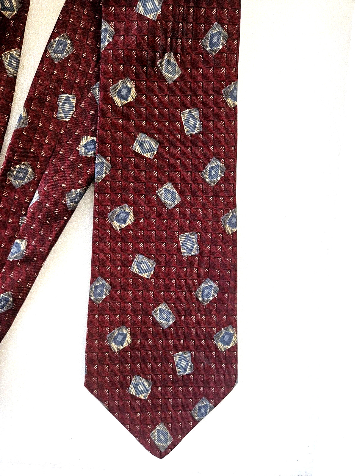 Classic Geoffrey Beene Men’s Burgundy & Dark Gray Necktie, 100% Silk, Excellent.