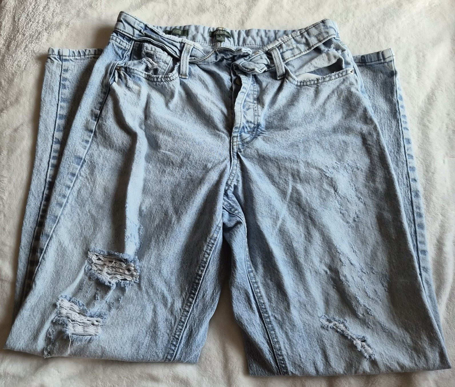 Wild Fable Women’s Straight Light Wash Distressed Denim Jeans
