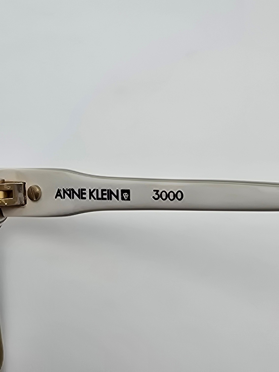 Anne Klein 3000 680 White Frame Light Brown Gradient Lens Sunglasses w Case Itay
