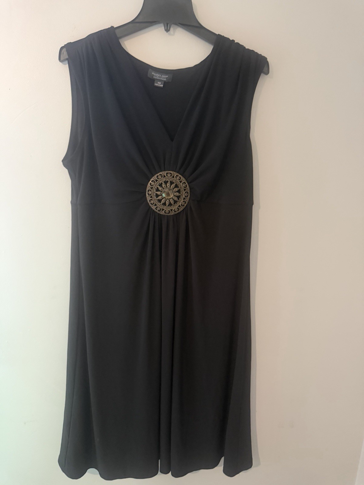 Dressbarn Black Sleeveless V Neck Midis Dress With Gold Waist Medallion Size 14W