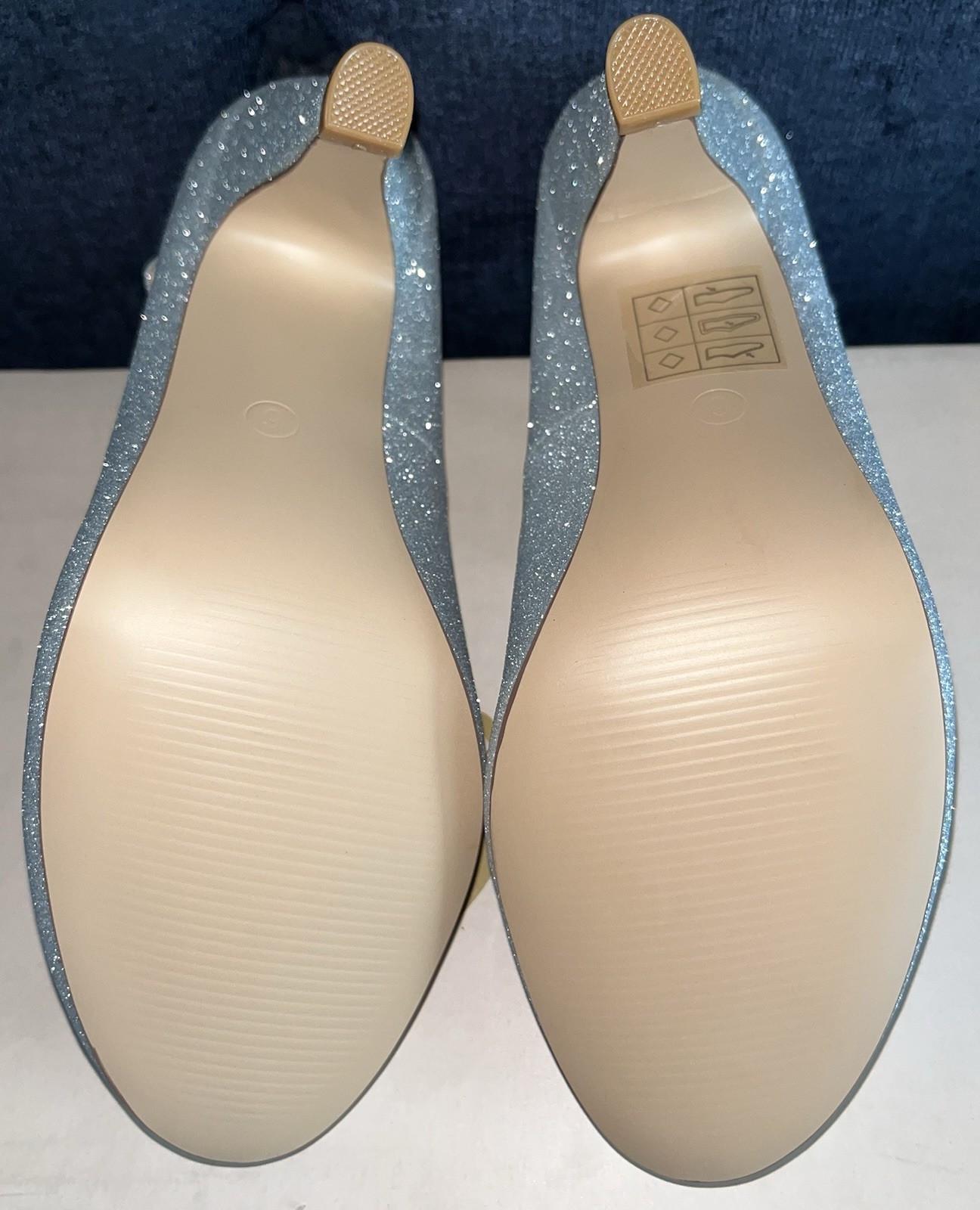 J. Adams Honey Silver Glitter Size 6 Women’s Dress Shoe, For All Occasions.