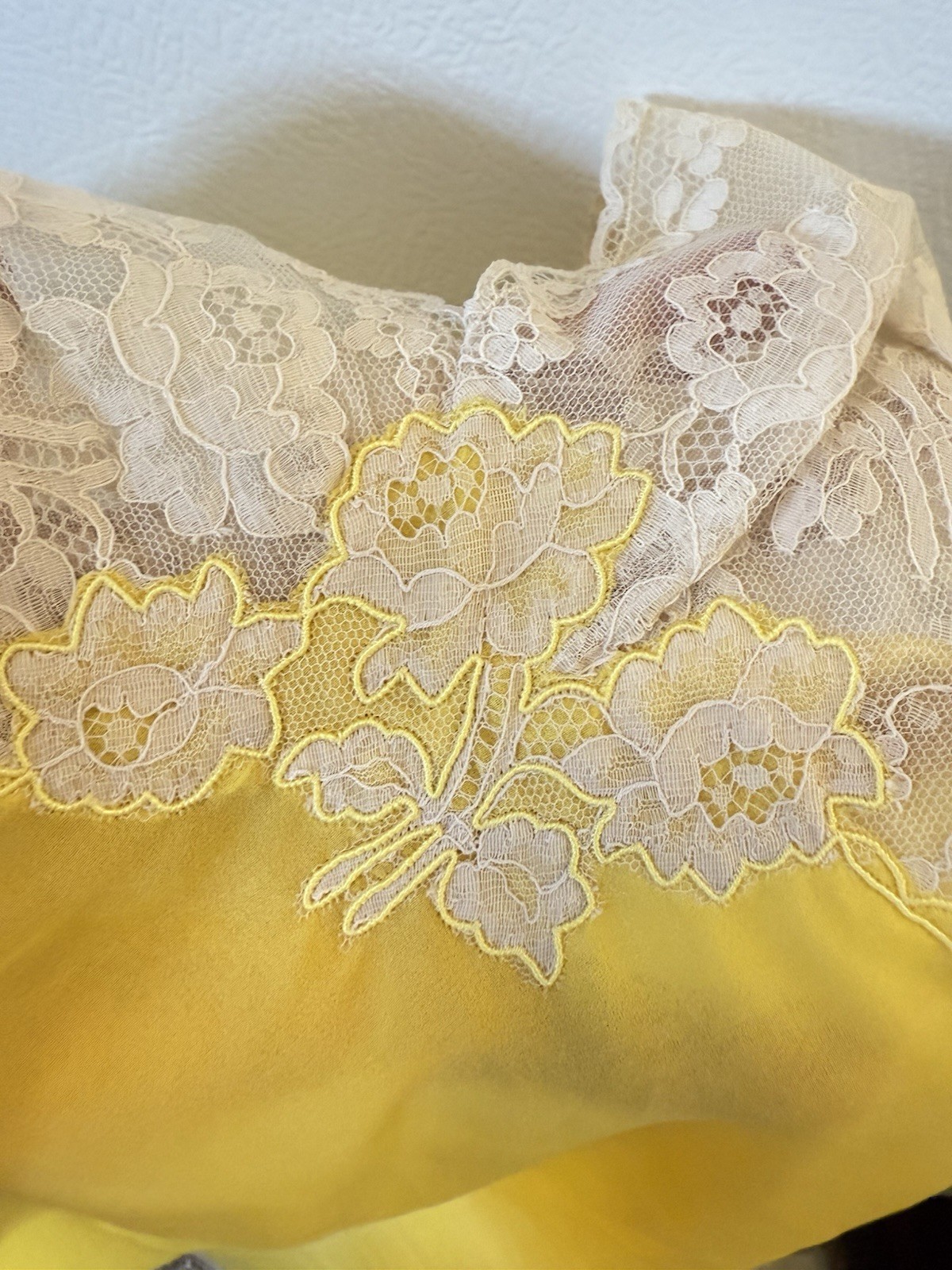 Bali Fischer Vintage Canary Yellow Beige Lace Polyester Full Slip Size 32 NWOT