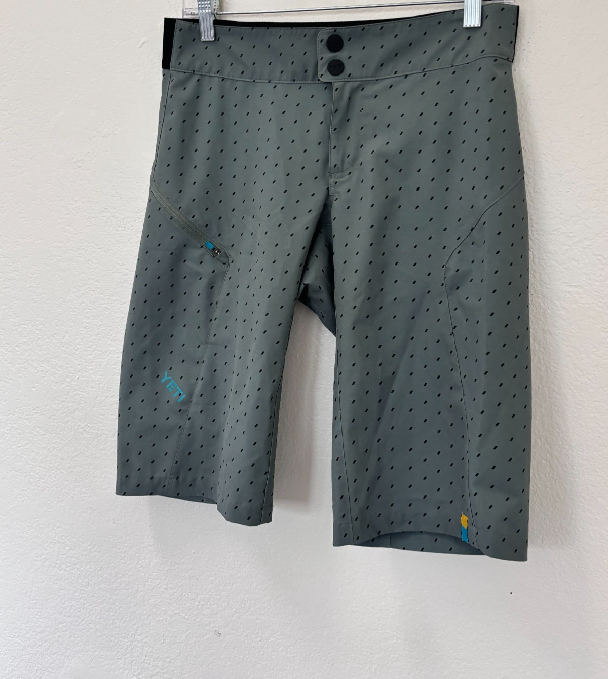 Yeti Shorts Small Green Black Fatigue Slant Dawson Mountain Bike Zip Pocket