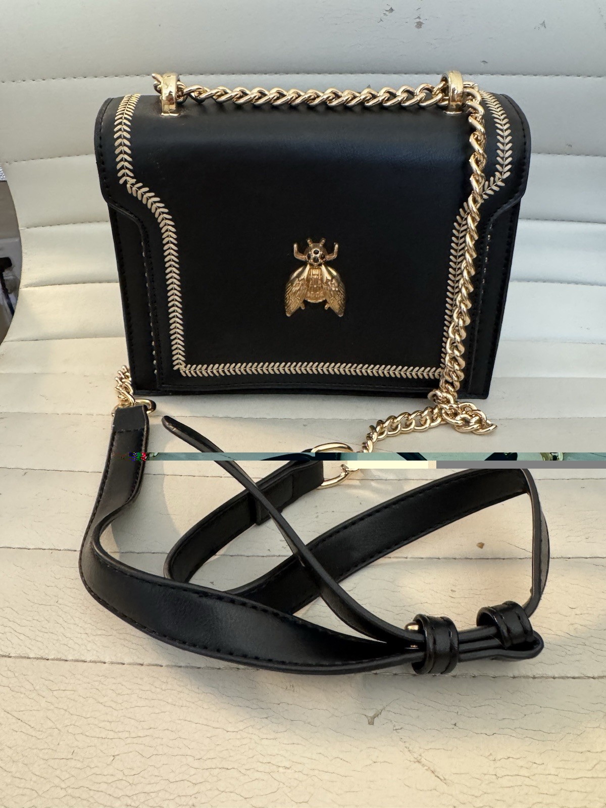 Black Crossbody Bag Zip Closure Gold Tone Hardware Chain Strap Detachable Strap