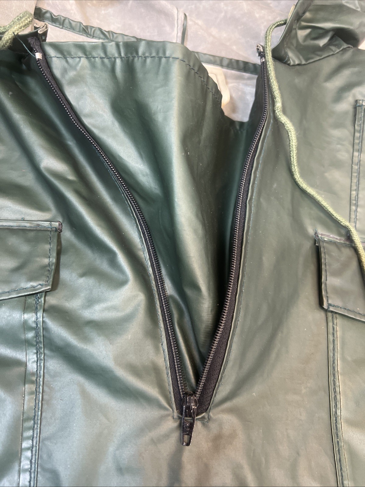 Vintage American Clearwater Waterproof Hooded Olive Rain Coat Jacket L