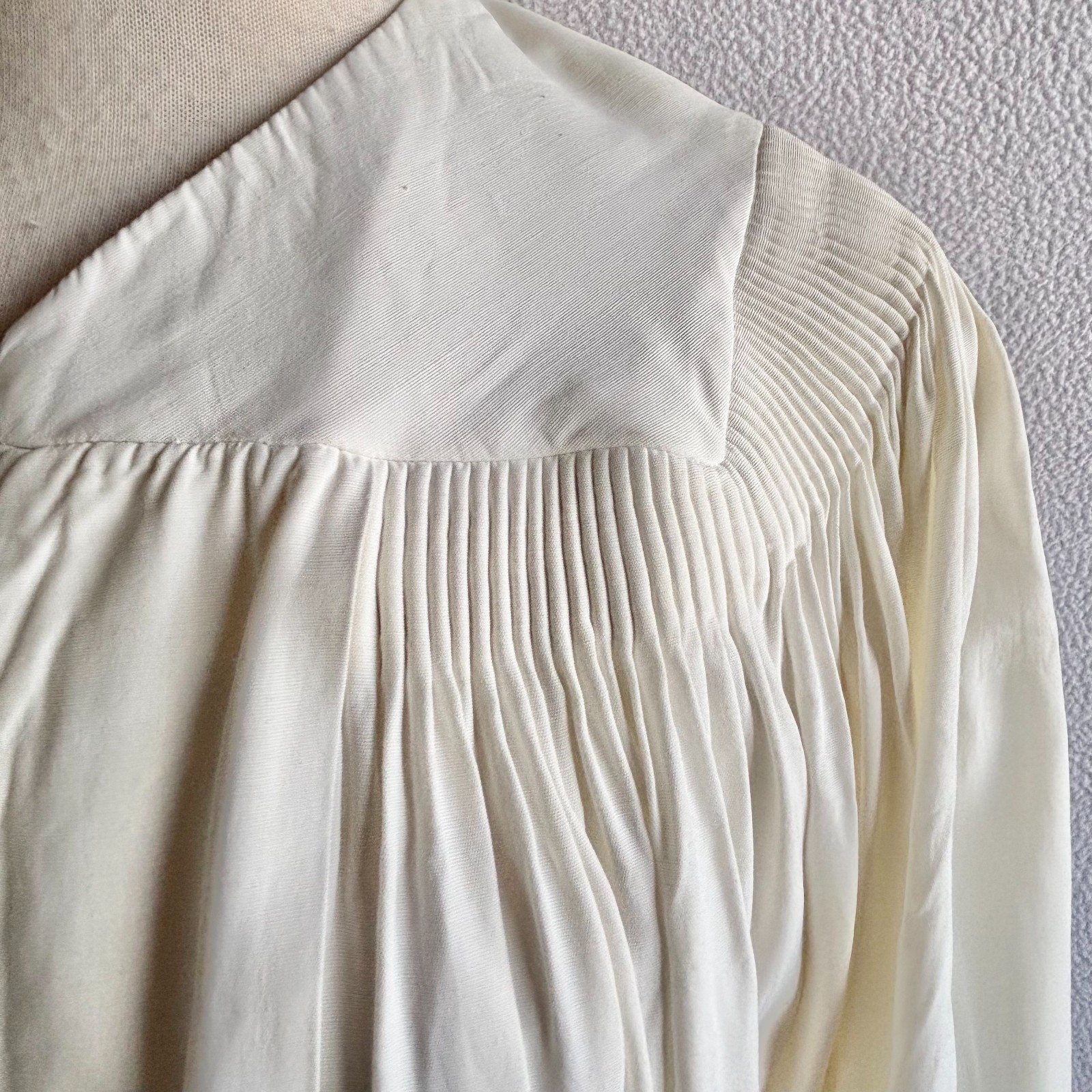 Vintage White Rayon Acetate Graduation or Choir Robe