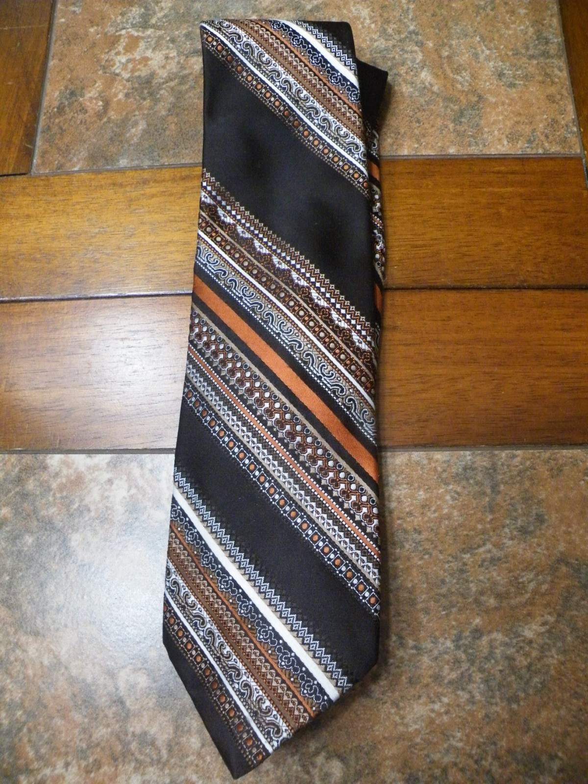 VINTAGE Wemlon by Wembley Neck Tie 3-3/4″ Wide MEN’S Career Business Suit