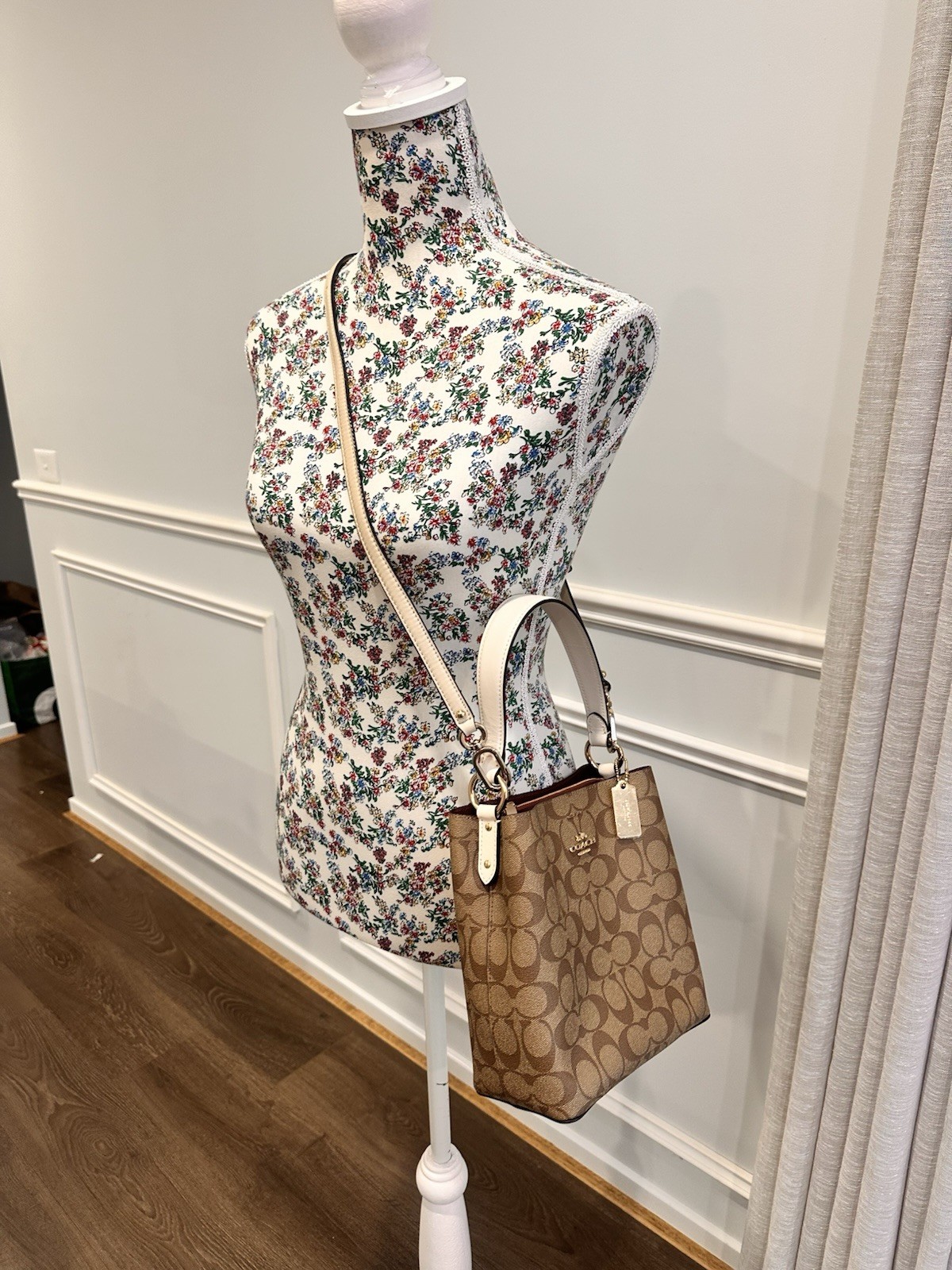Coach Authentic Signature Small Town Bucket Bag Elevate your everyday style