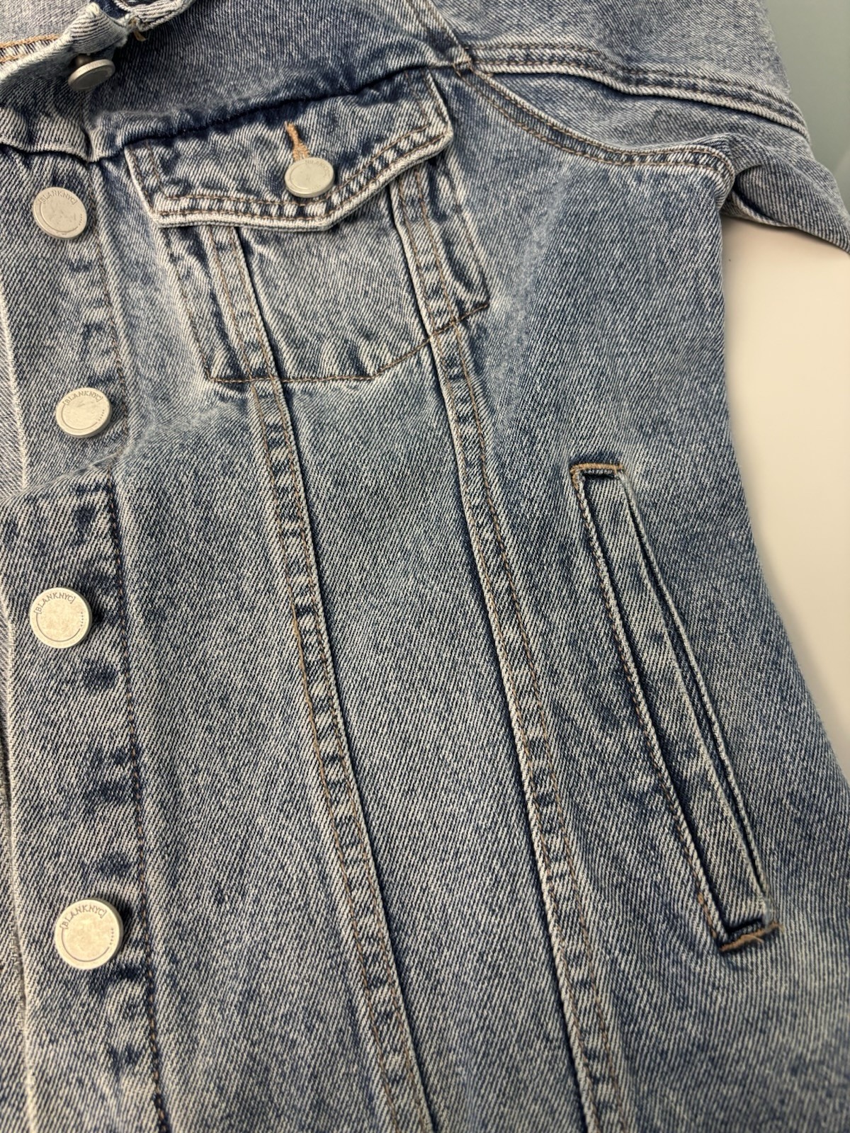 BLANKNYC Traffic Jam Denim Trucker Jacket Raw Hem Light Wash Size L