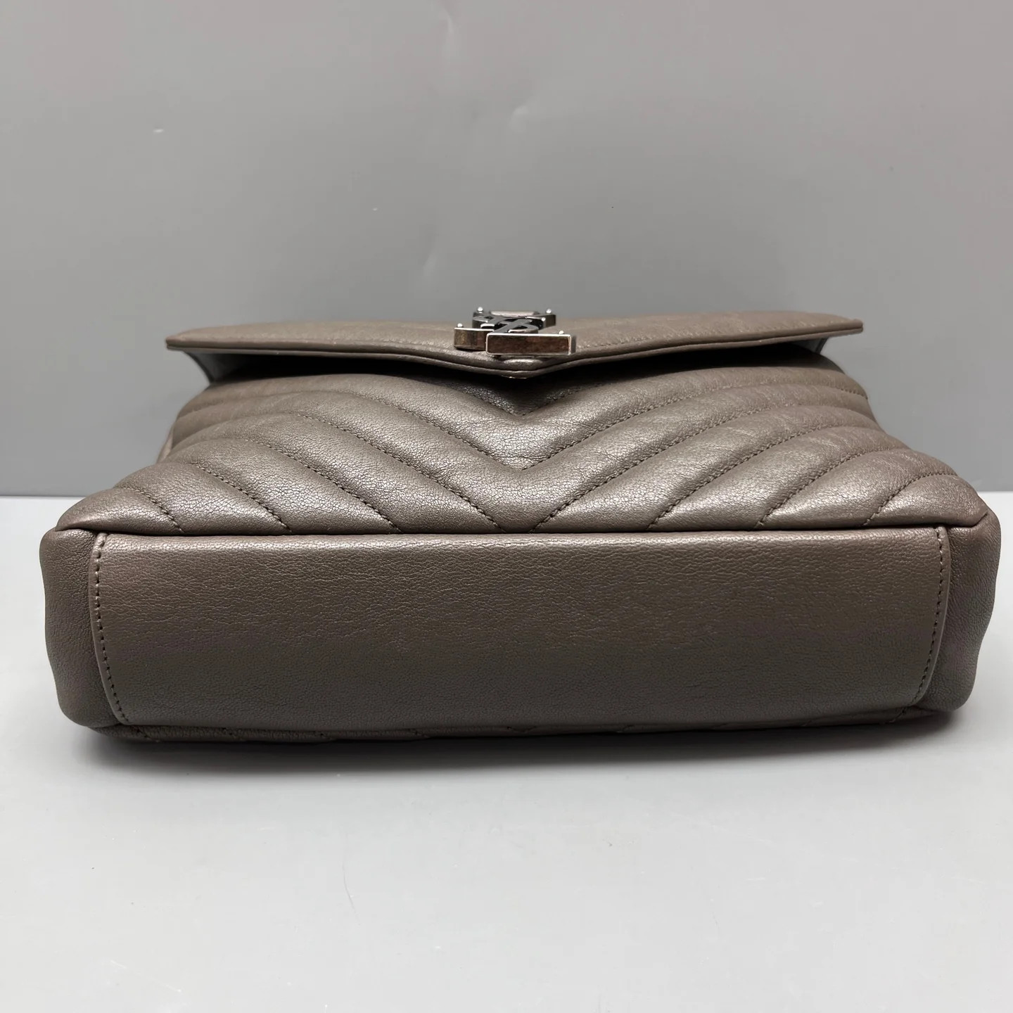 Yves Saint Laurent Chevron Medium College Grey Calfskin (ws051726k3r)