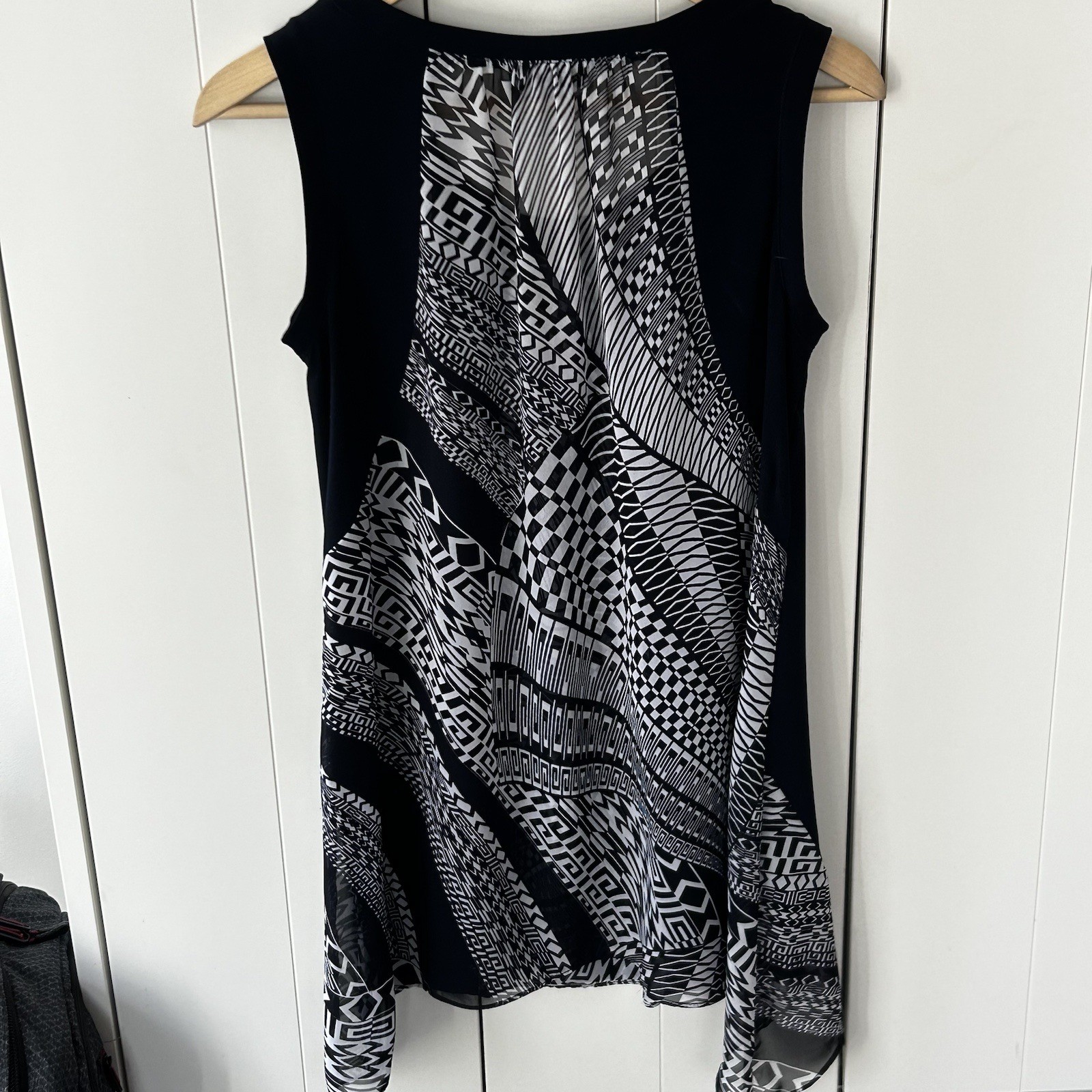 Joseph Ribkoff Top SIze 8 Black White Sleeveless Geometric Print Artsy Modern