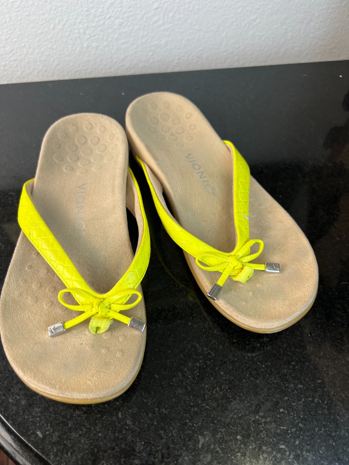 Vionic Bella II Toe Post Thong Sandal Yellow Patent Croc Size 7.5
