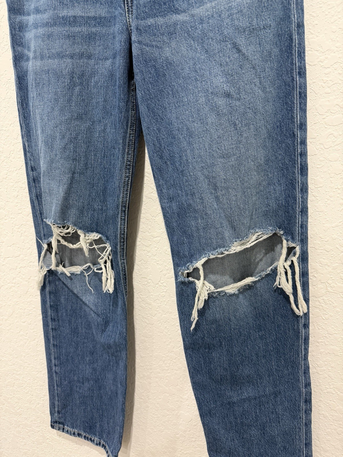 Levi’s Low Pro Straight Women’s Medium Wash Distressed Jeans Size 27