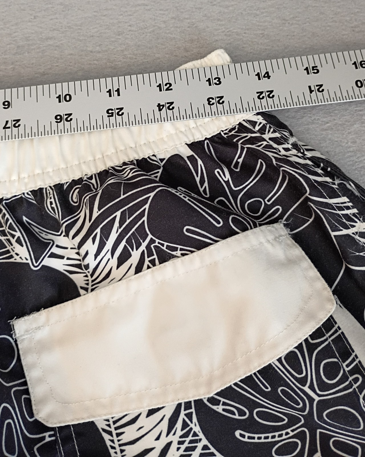Neff UnLined Draw String Tropical Board Shorts Men Size Small Black/White