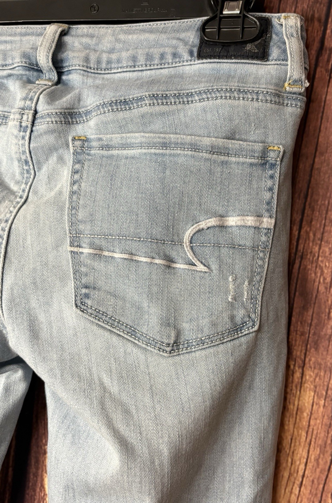 American Eagle Women’s Light Wash Super Stretch Distressed Skinny Jeans Size 4