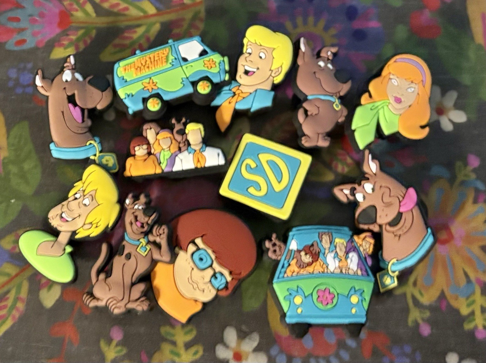 12 Piece Cartoon SCOOBY DOG & FRIENDS Shoe Charms Shoe Decorations SHAGGY THELMA