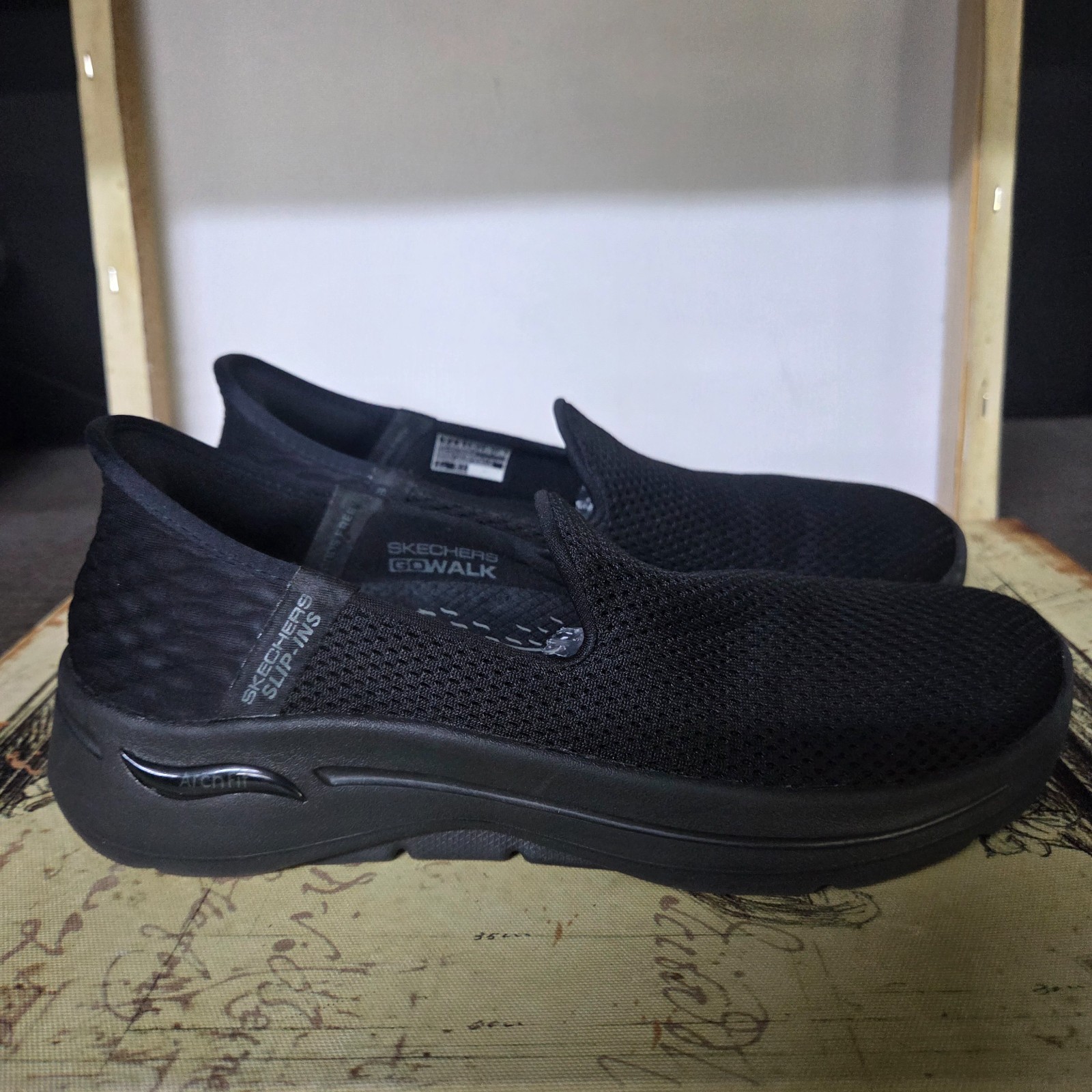 Size 7 Skechers Ultra Go Arch Fit Women’s Hands Free Slip-ins Shoes-Black