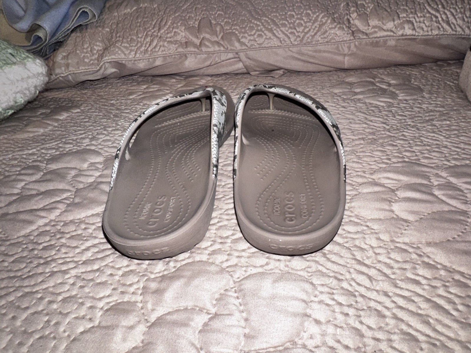 CROCS KADEE II SNAKE PRINT FLIP FLOPS THONGS SANDALS SIZE 8