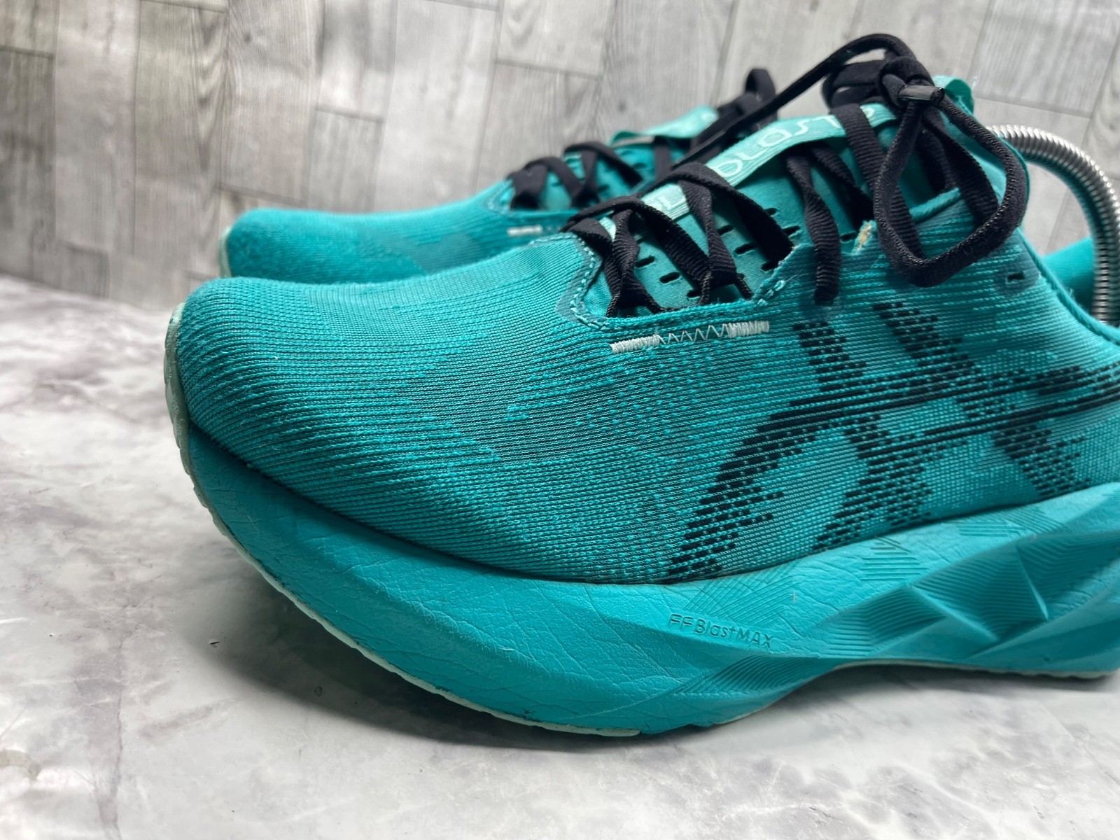 Asics Novoblast 5 Sneakers Men 8M Running Shoes Green Athletic Trainers