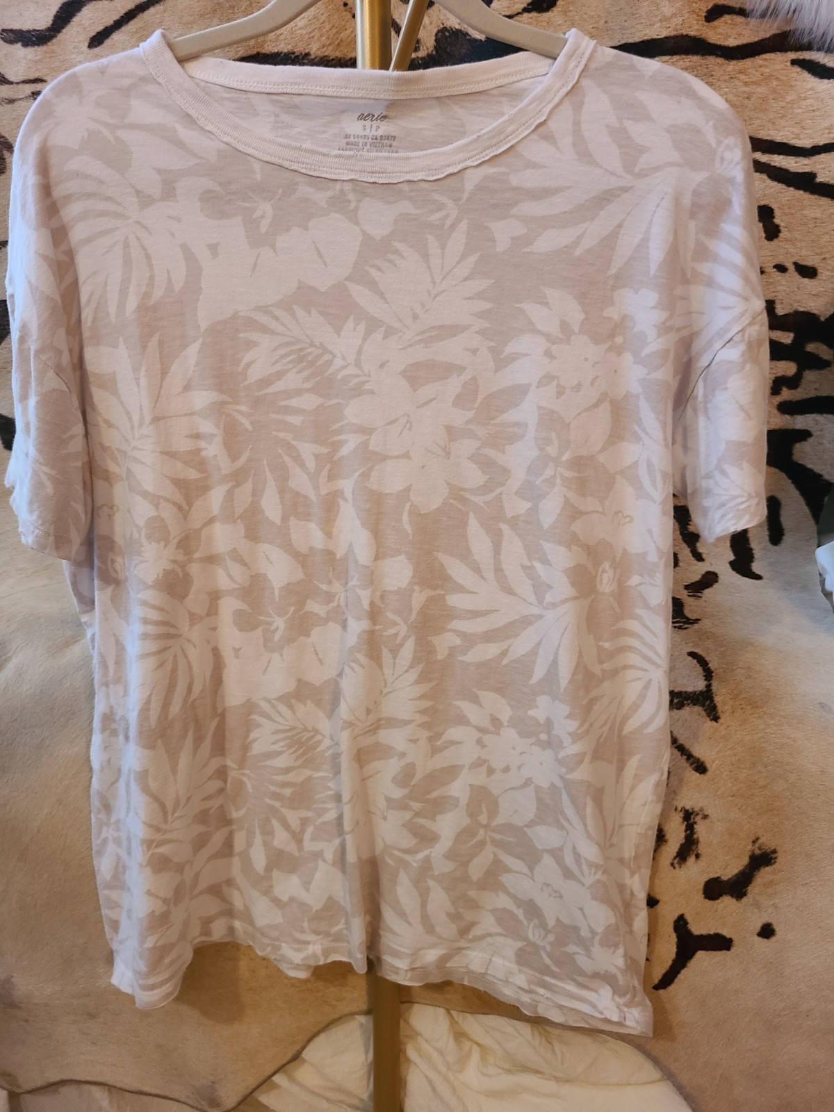 Aerie Womens Distressed Boyfriend Tshirt Soft Taupe Off White Cute Sz Small