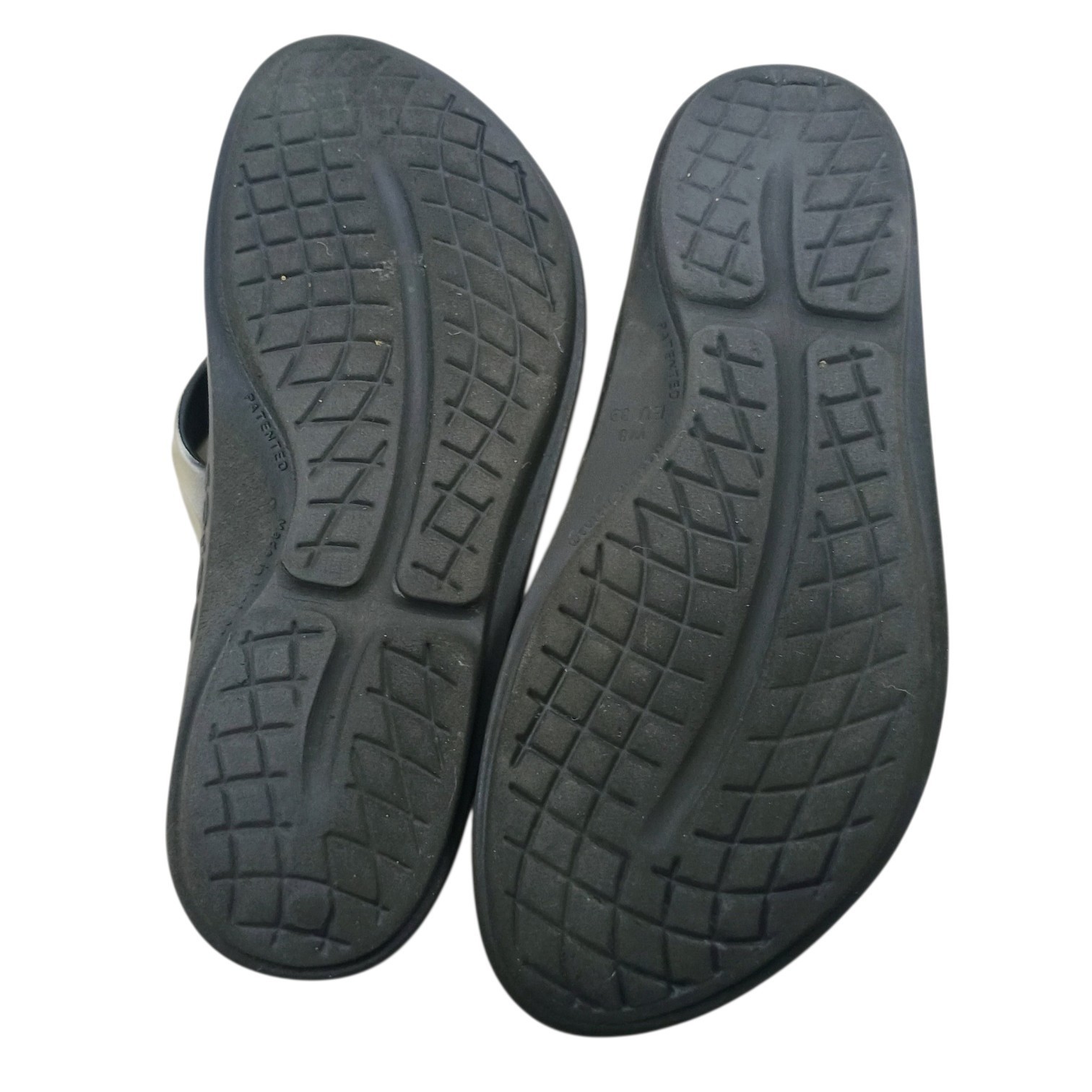 OOFOS Oolala Recovery Thong Sandals Latte Black Women’s Size 8 EU 39