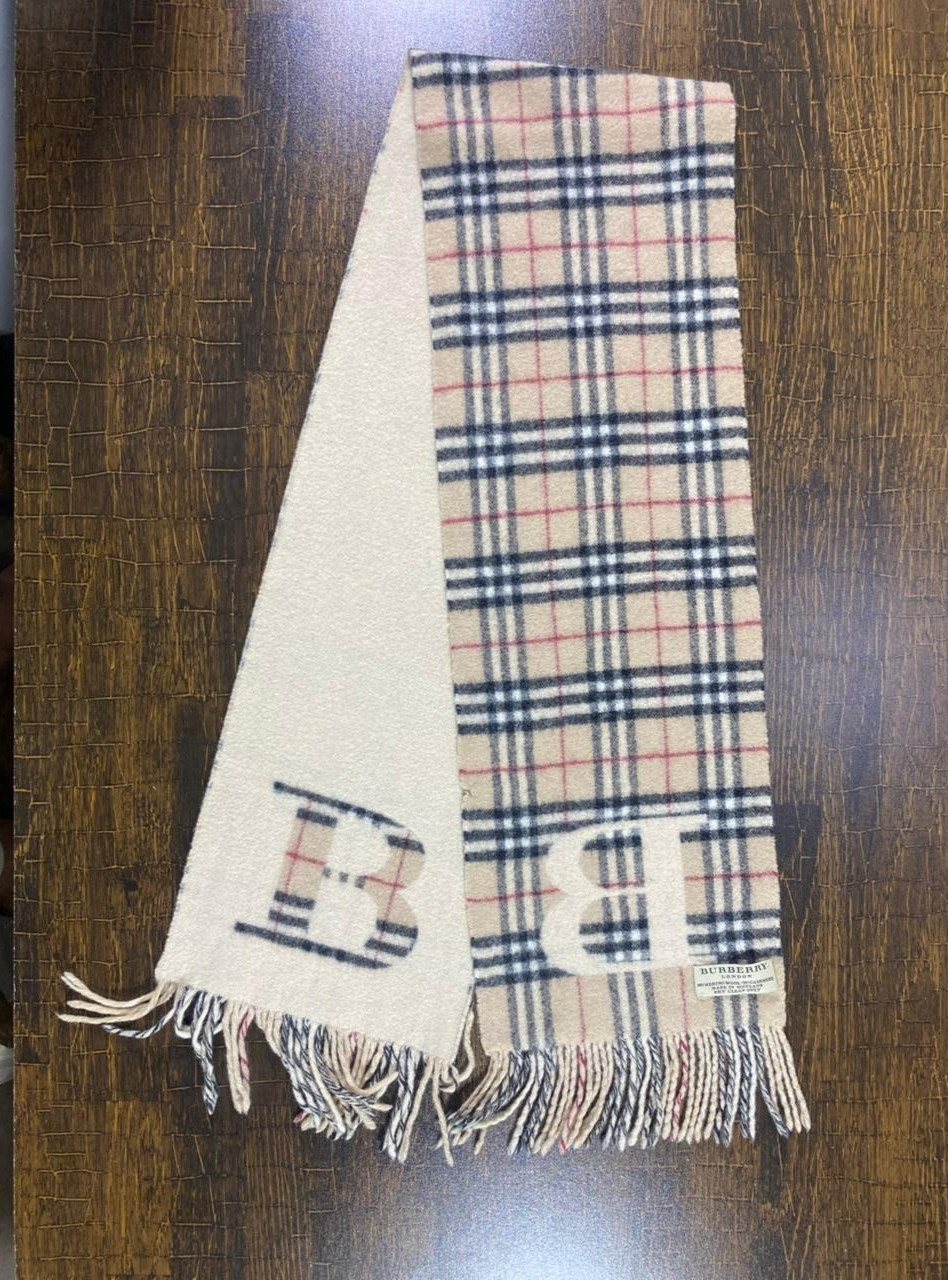 Burberry London 90%Merino-Wool 10% Cashmere Made in Scotland.