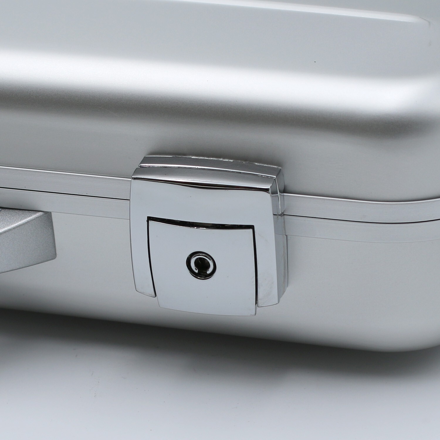 18-Inch Molded Aluminum Attache Case – SLIM, Stylish, Durable, and 3-Inch Deep