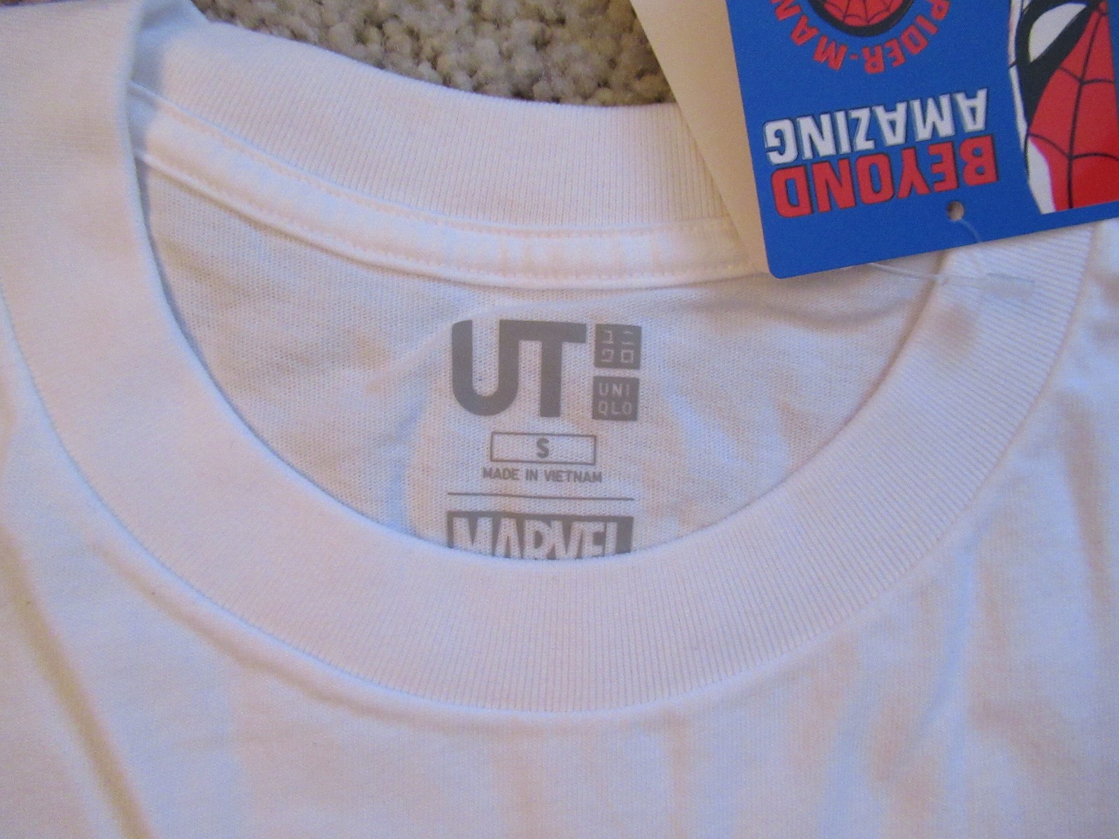 UT Uniqlo Spider-Man 60th Anniversary Amazing Years Graphic T-Shirt Sz Small