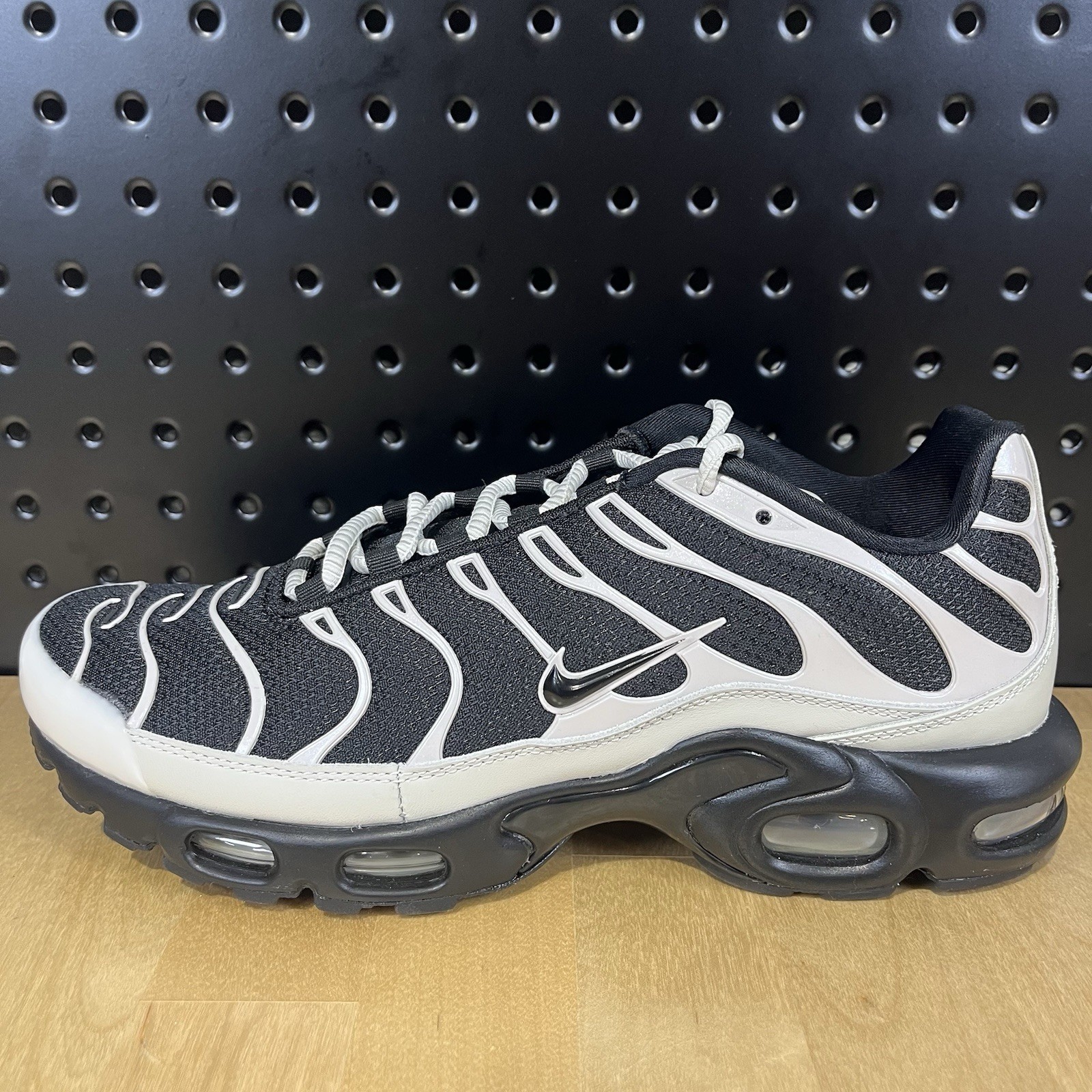 Nike Air Max Plus NBY Men’s 8 / Women’s 9.5 Black Grey Shoes HF0665 900 NEW