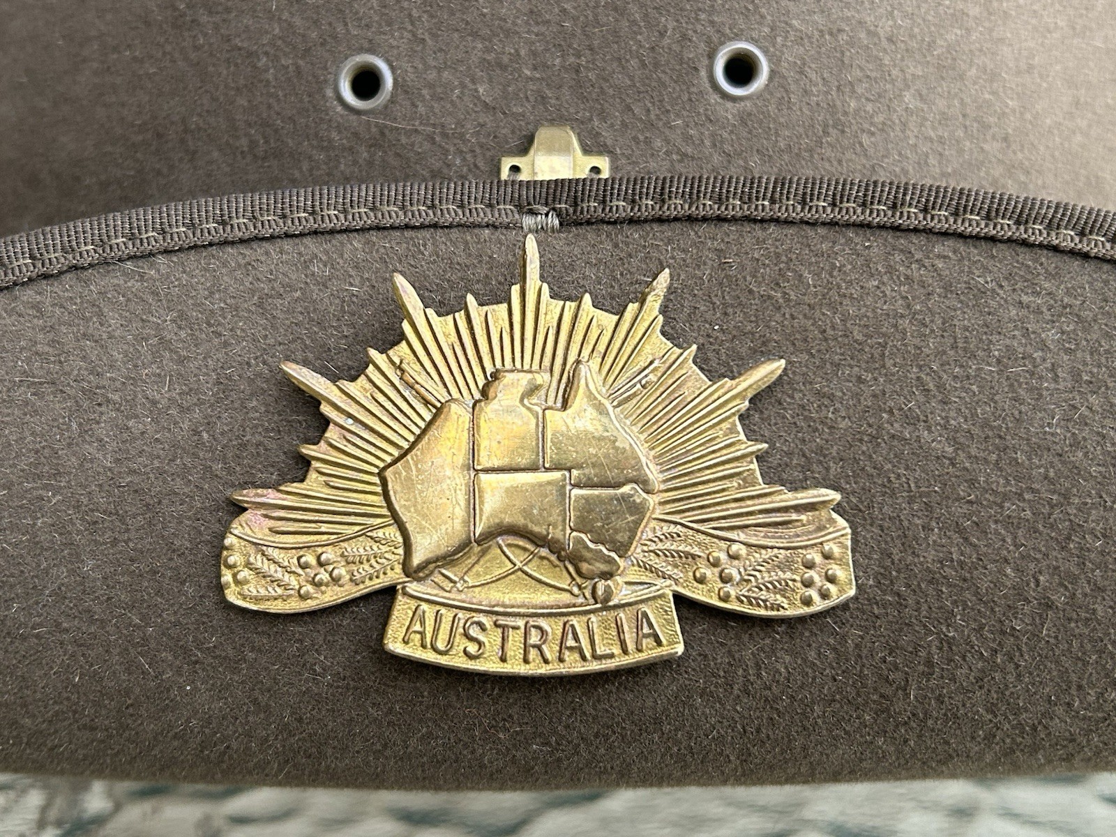 Excellent AKUBRA Pure Fur Felt SLOUCH HAT w/Australia Metal Badge Military sz 55