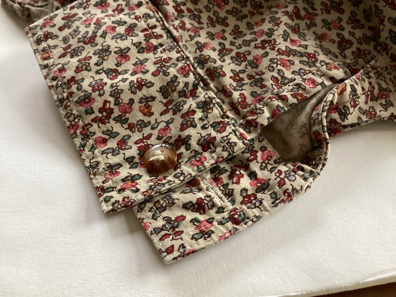 Vintage Liz Claiborne Blouse Medium Snap Front Lg Sleeves Tan Red Green Print