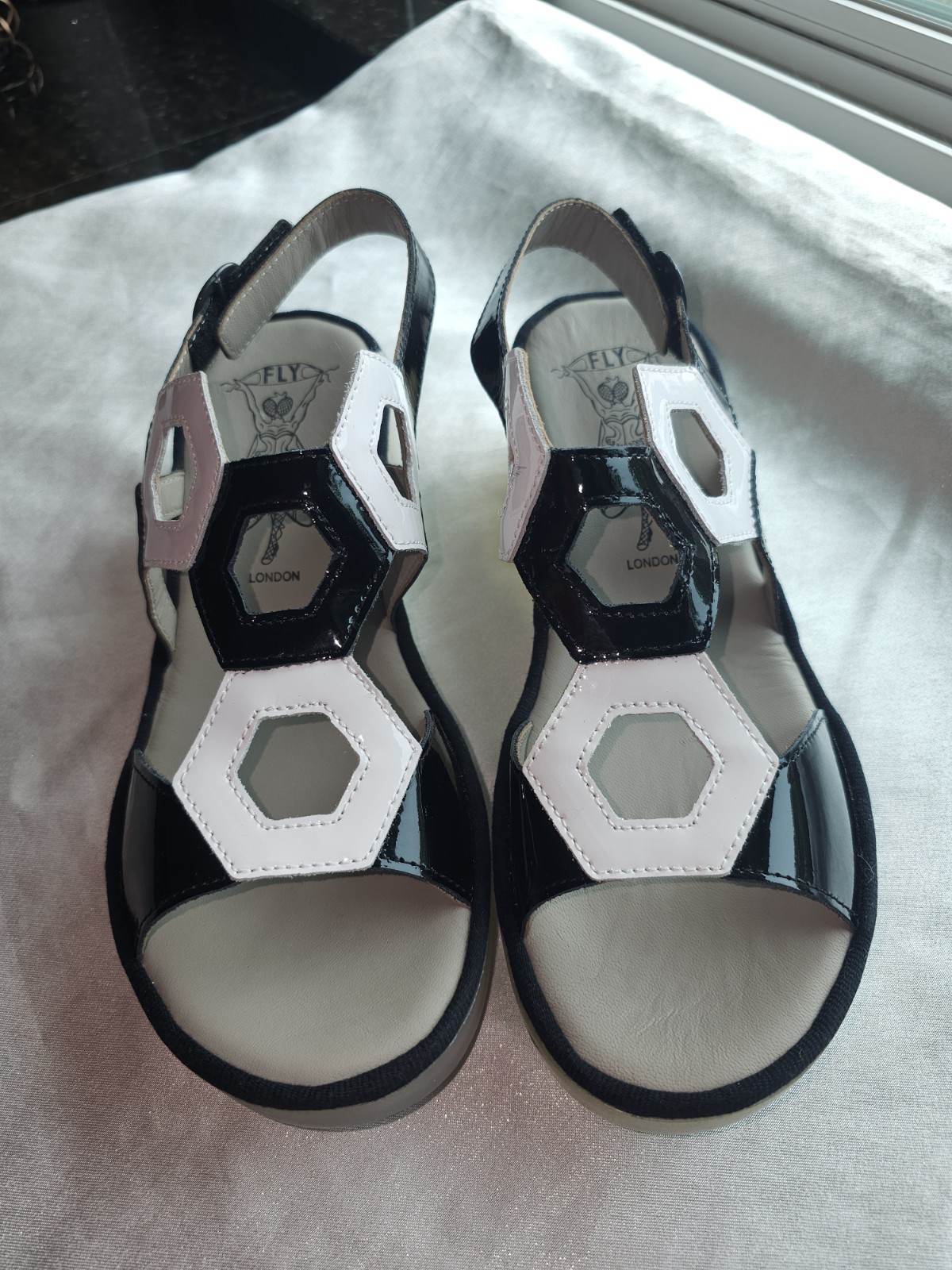 Fly London Tewa Strappy Platform Sandals Black/White Sz EU40/US9-9.5