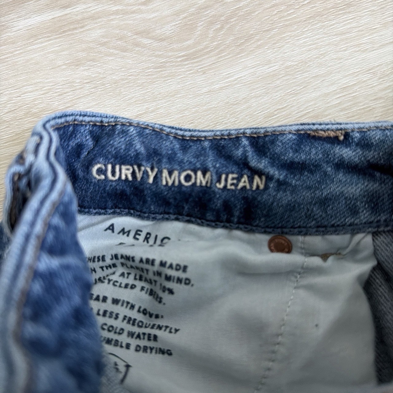 American Eagle Strigid Curvy Mom Jeans Women’s Blue Medium Wash Size 10