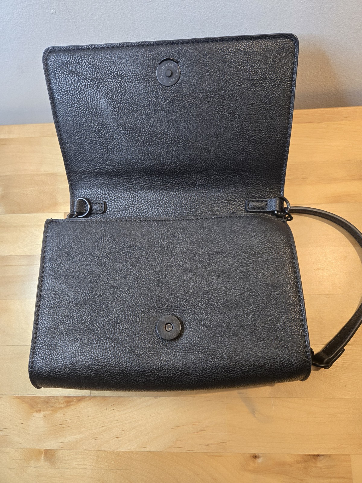 Betsey Johnson XOSybil Crossbody Shoulder Clutch Black w/Skull Studs – Used Once