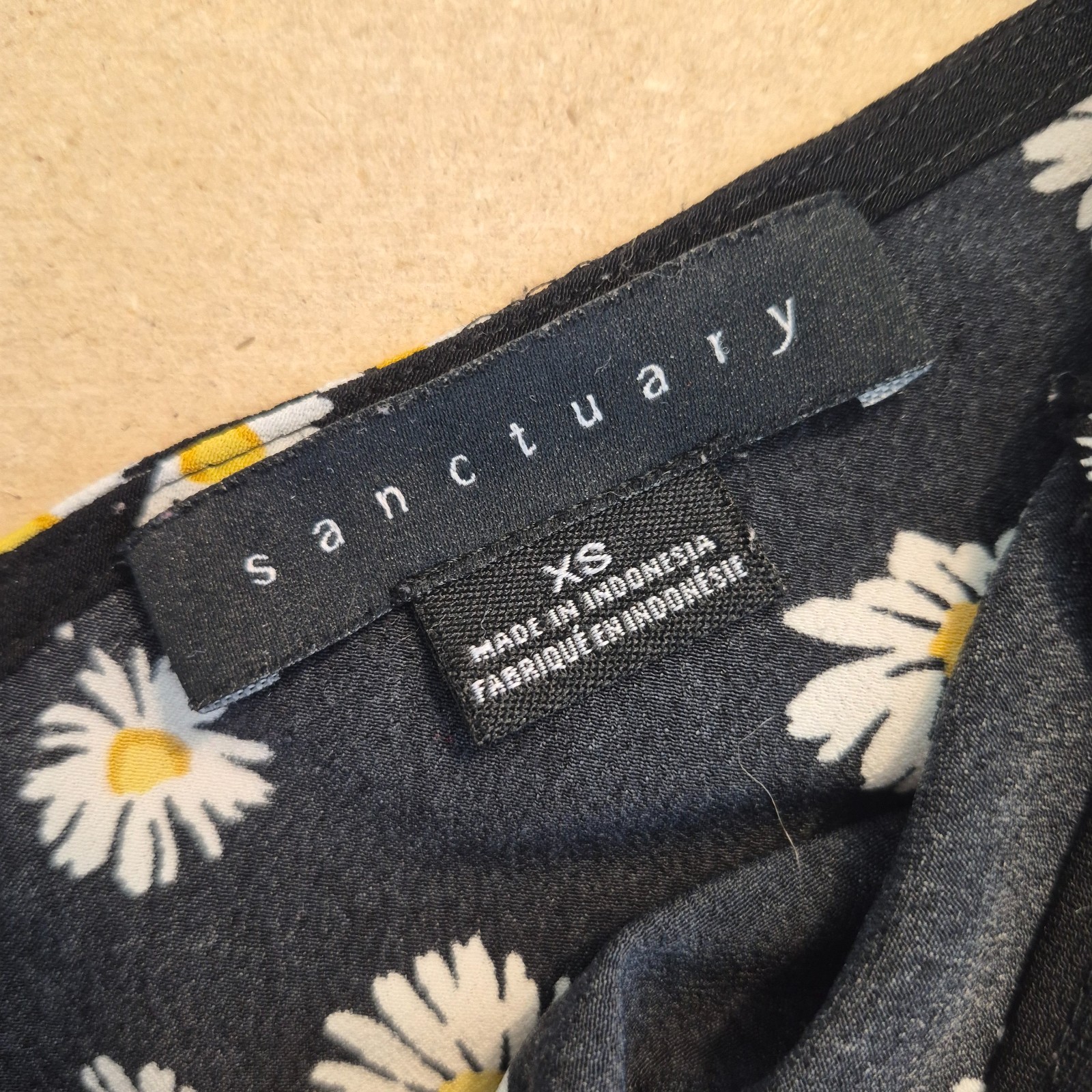 Women’s Black Daisy Floral Cami Top Adjustable Straps Button Front Size XS