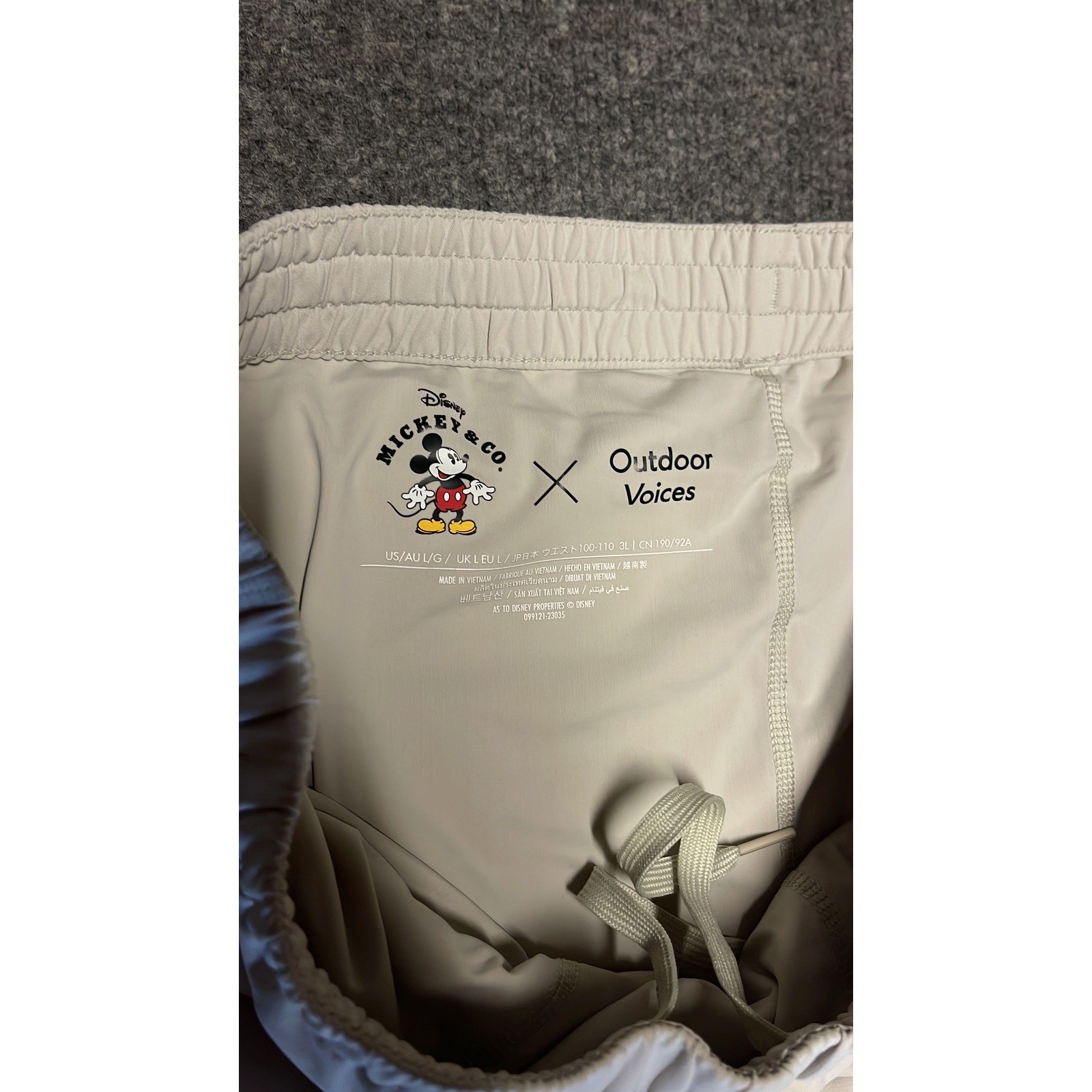 Outdoor Voices Disney Mickey & Co Goofy Shorts Mens Large Bone Athletic Running