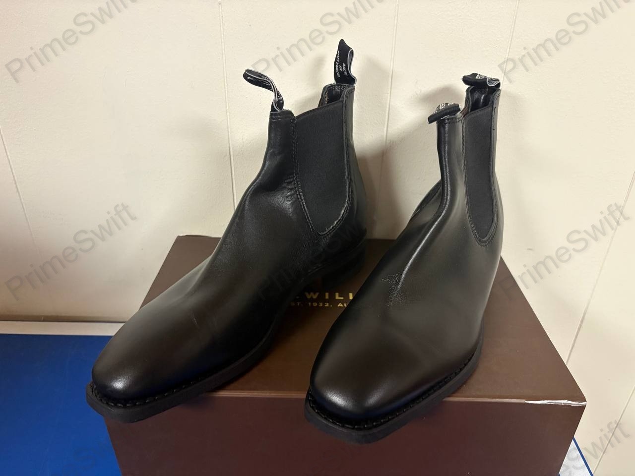 R.M. Williams Comfort Craftsman Chelsea Boots Black Yearling US 8.5 – Brand New