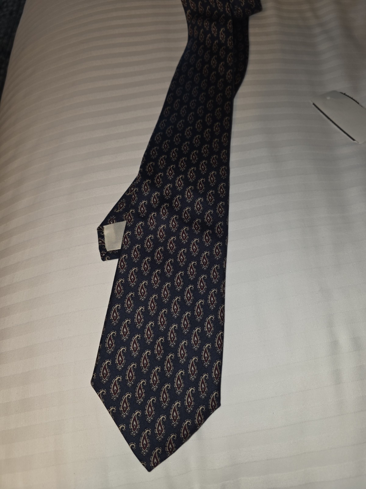 Brooks Brothers Men’s Navy/Burgundy/White Paisley Woven Silk Tie Pointed