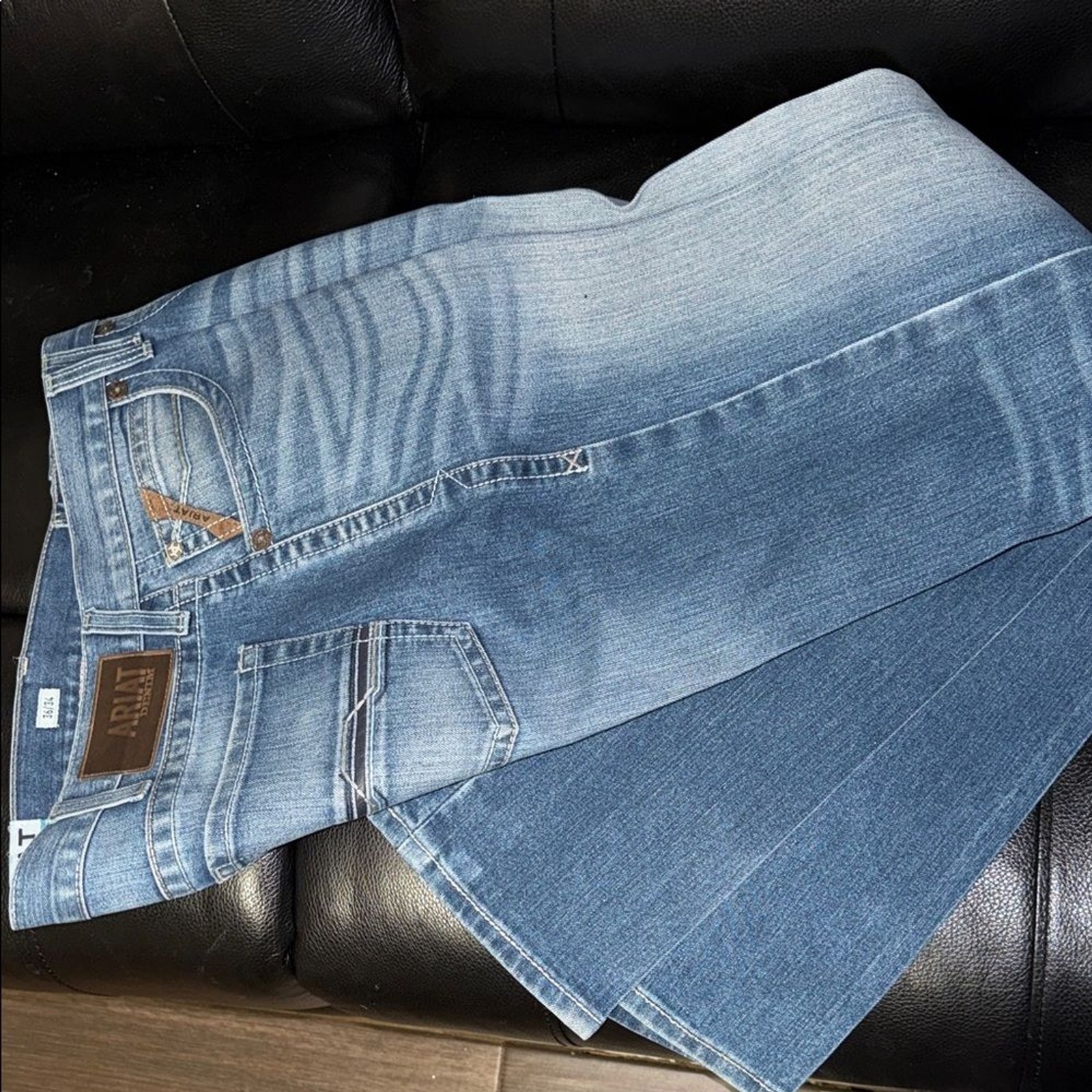 EUC 36X34 Ariat Light Blue Denim Jeans