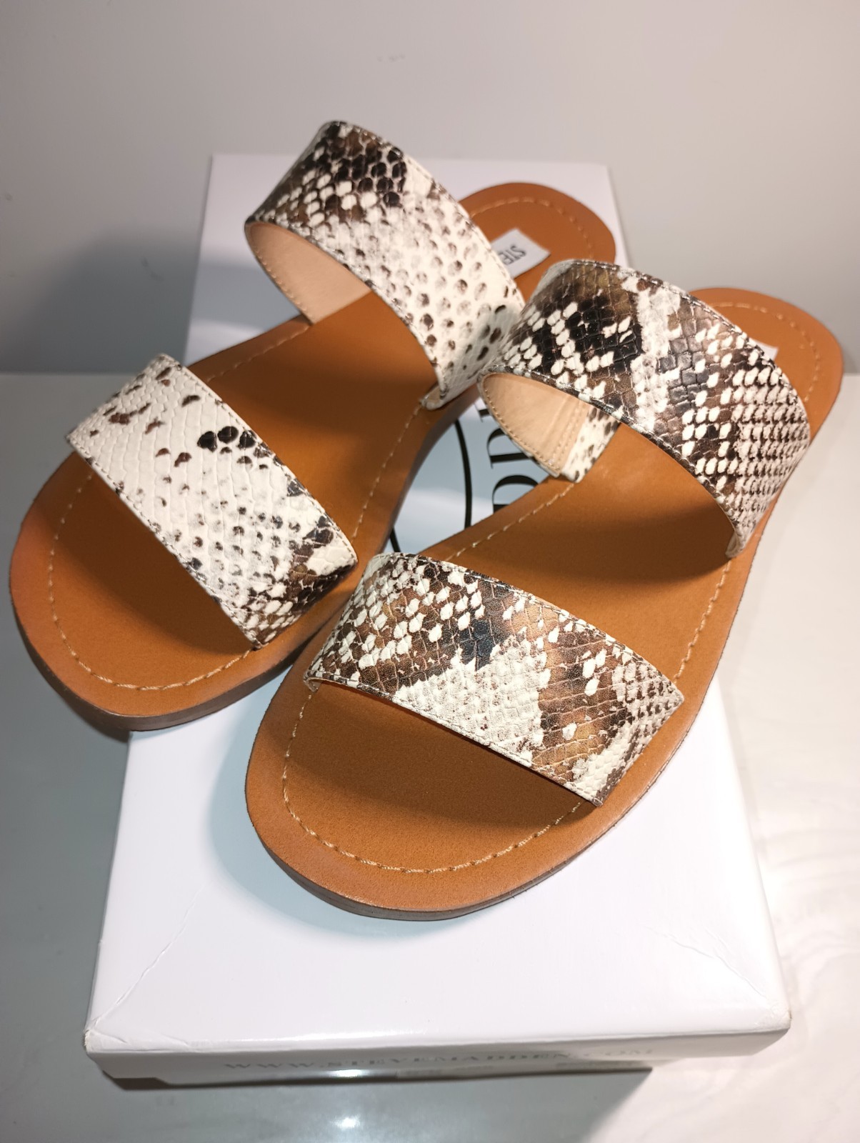 Steve Madden Rage Snake Print Flat Sandals Women’s US size 6.5 New in Box