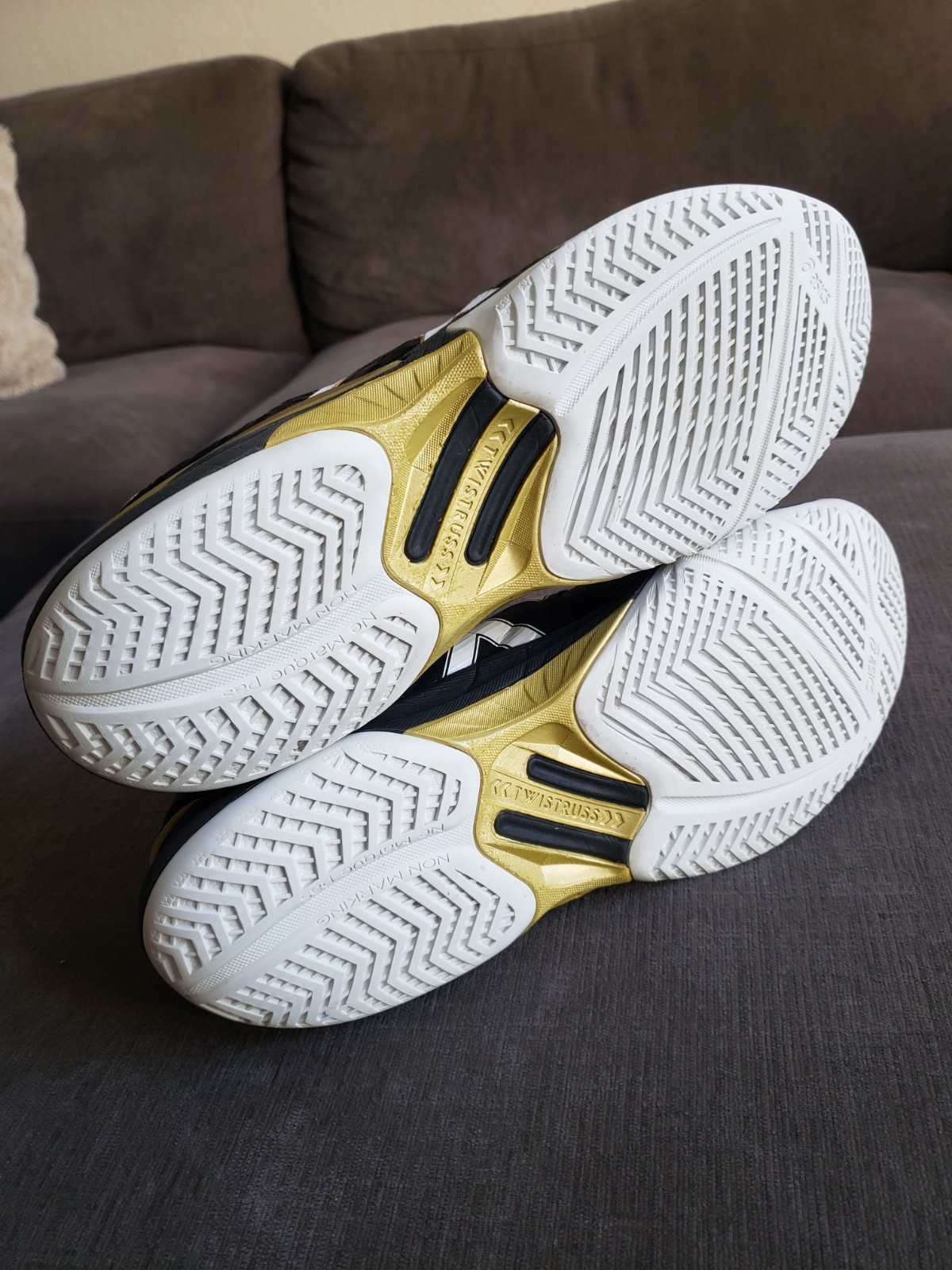 Size 13 – Asics Men’s Sky Elite FF Black Gold Volleyball Shoes Mid Top READ DESC
